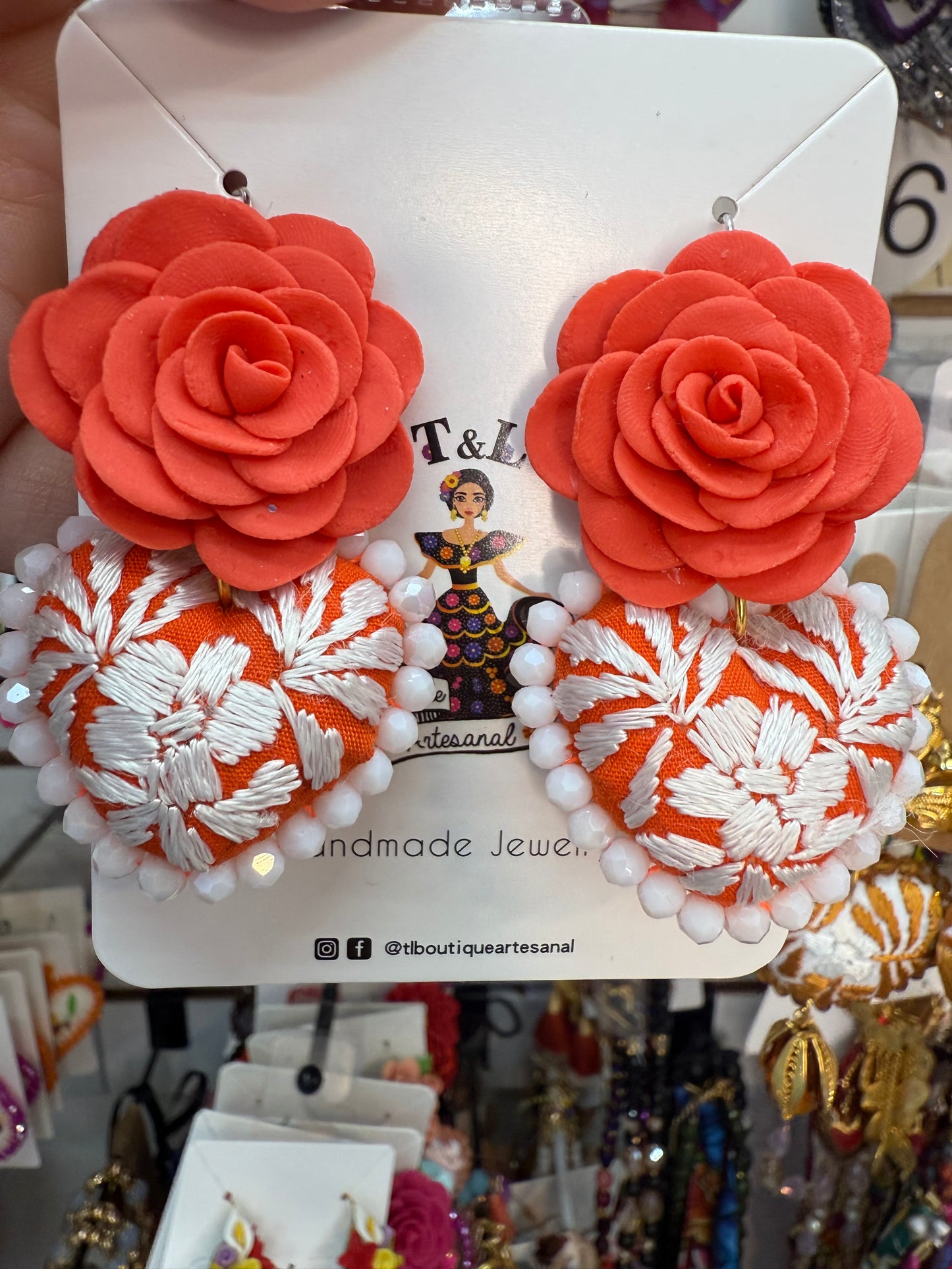 Aretes bordados a mano/pasta