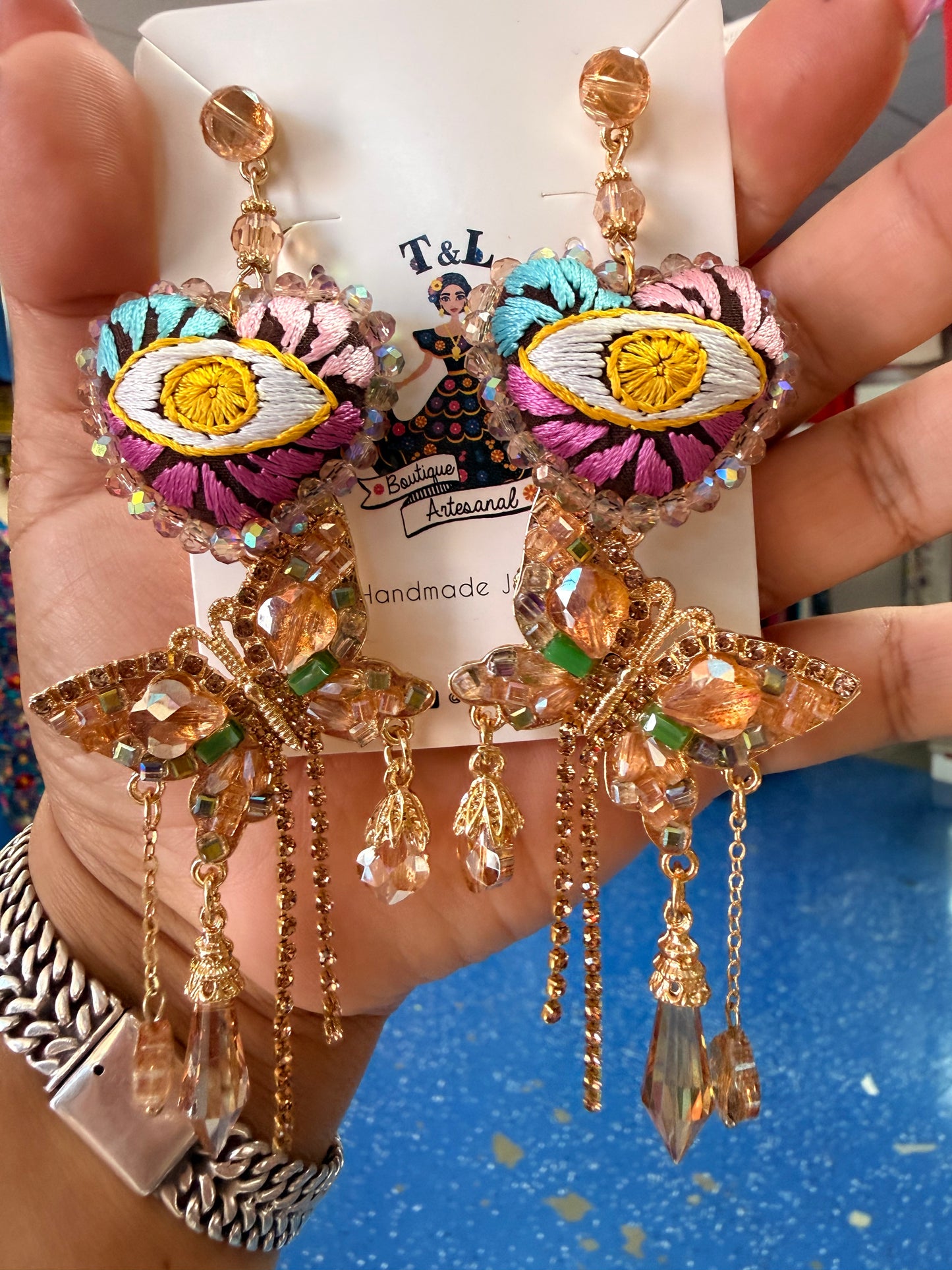 Arete de corazon bordado