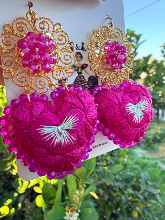 Aretes bordados a mano / aretes en forma de corazon/pink