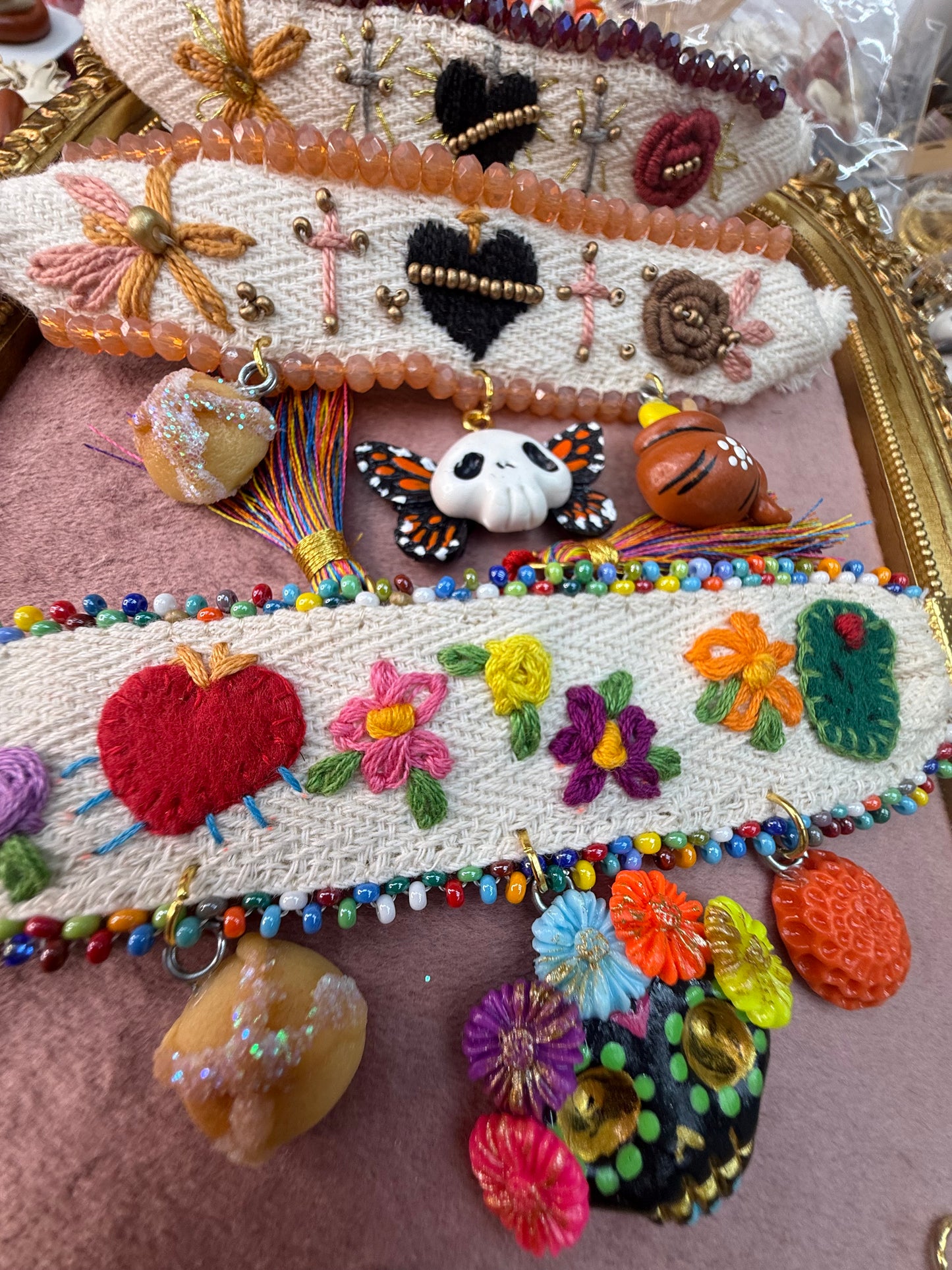 Pulceras bordadas/con dijes de  dia de muertos