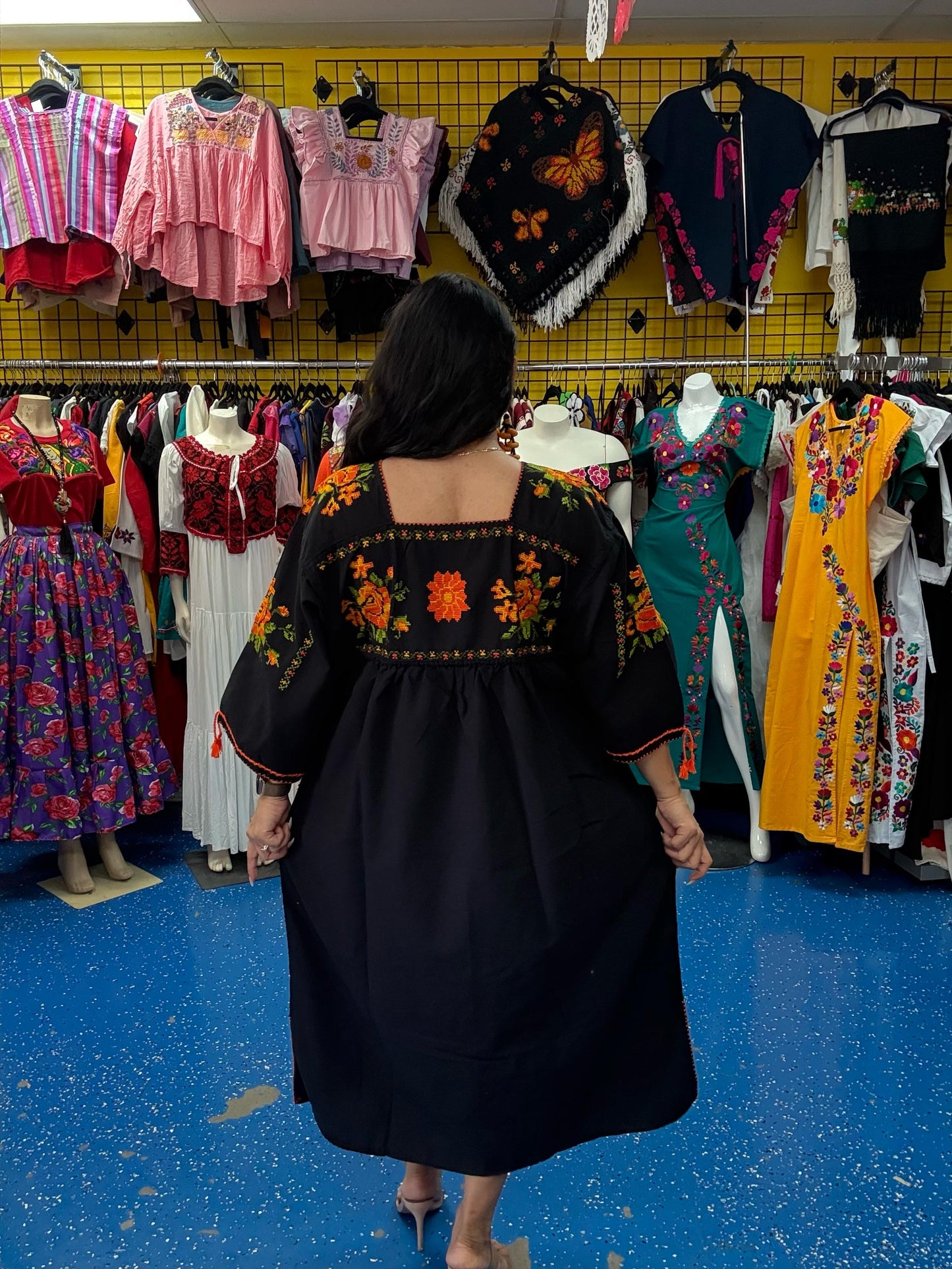 Huanengo de Michoacán Bordado a Mano en Punto de Cruz | Flores Tradicionales | Manta Tejida en Telar de Pedal