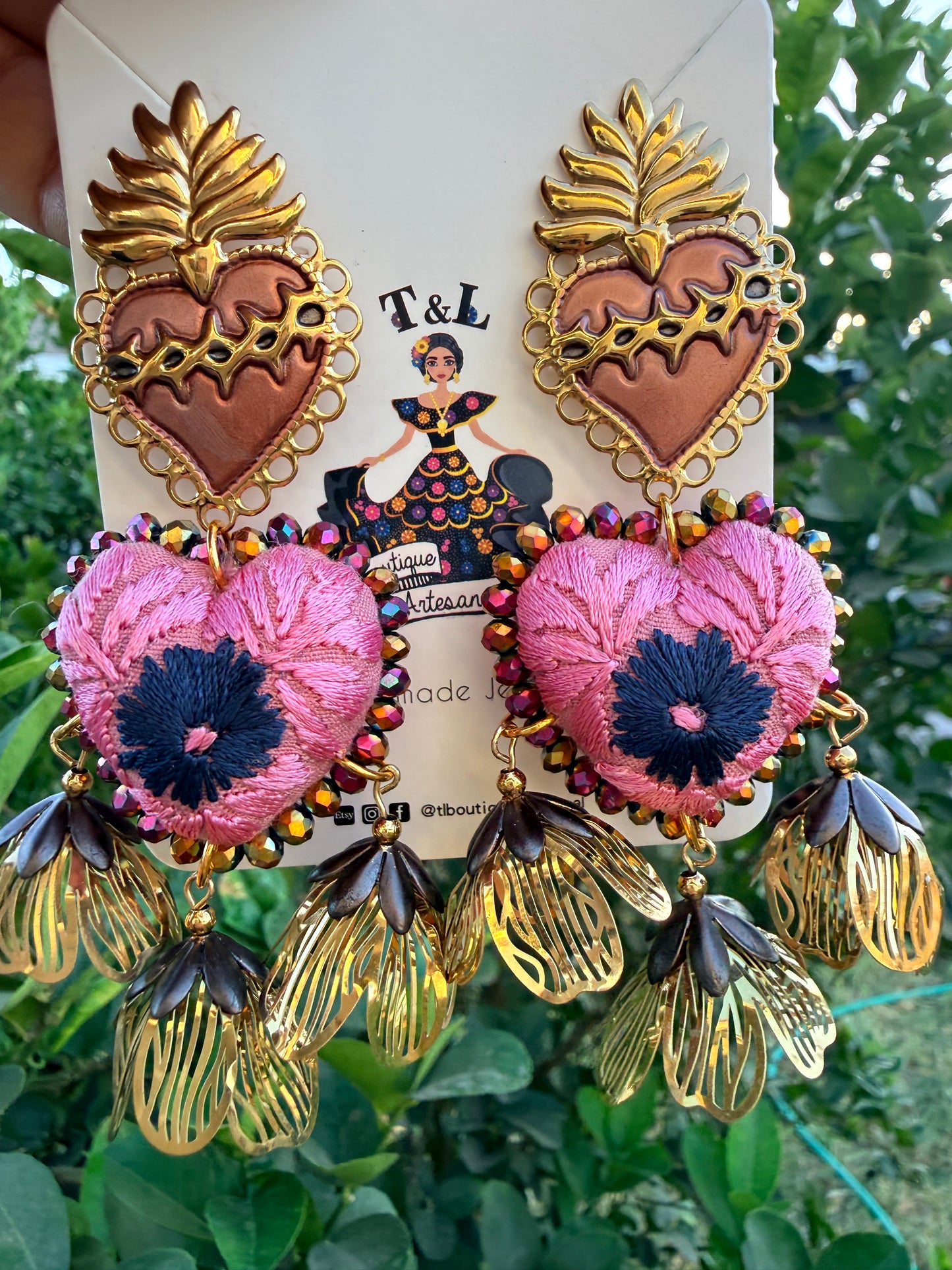 Aretes Bordados a Mano Corazón Rosa con Hilos Metálicos y Sagrado Corazón de Acero / rosa/bicolor