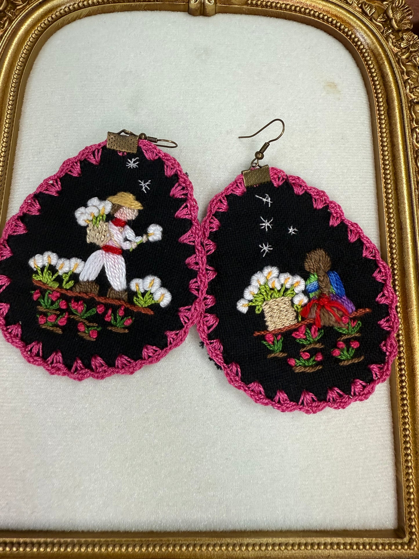 Aretes bordados de historias