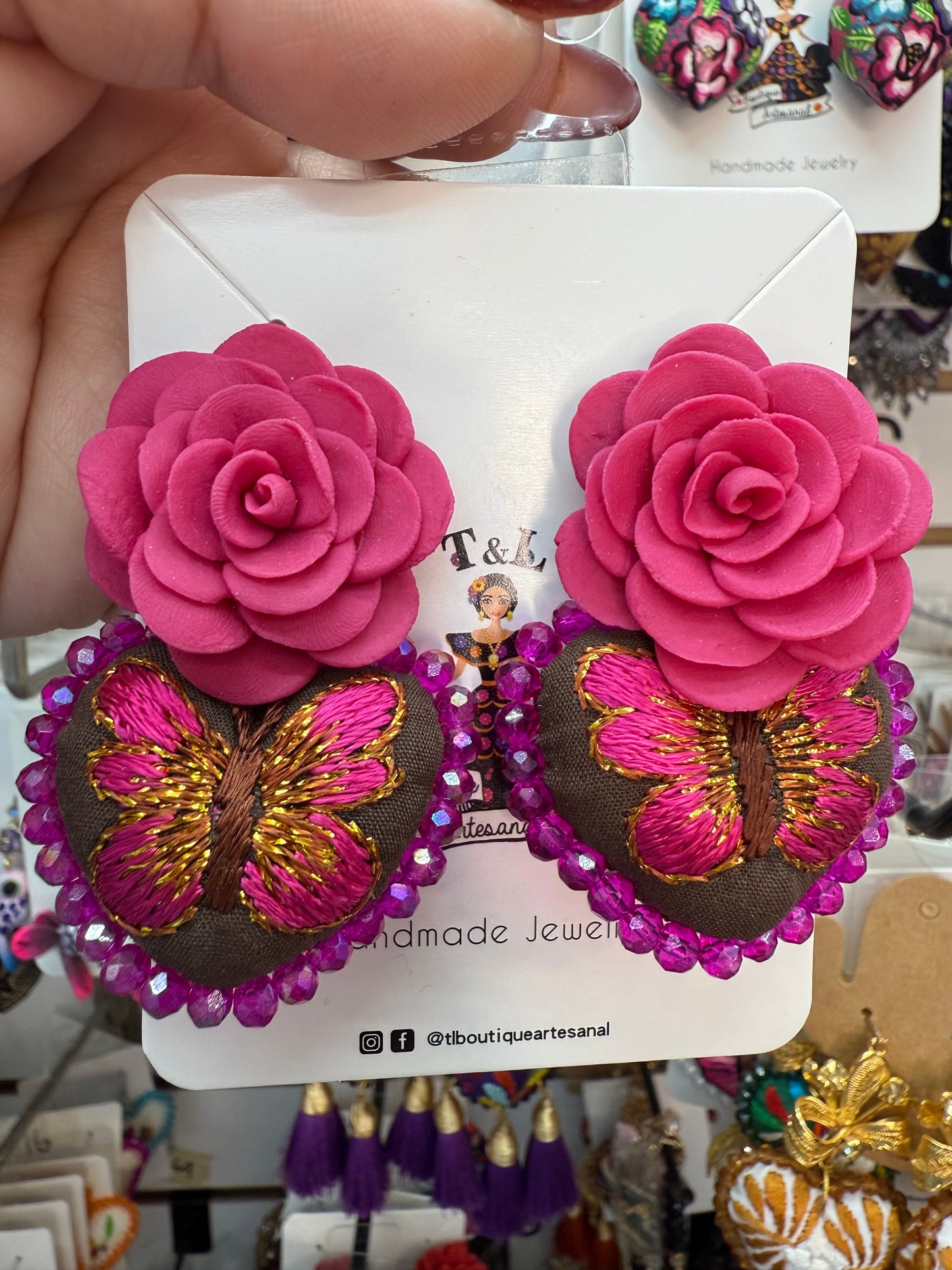 Aretes bordados a mano/pasta