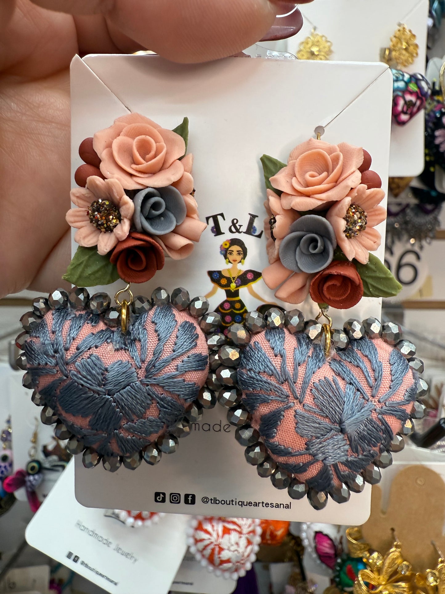 Aretes bordados a mano/pasta