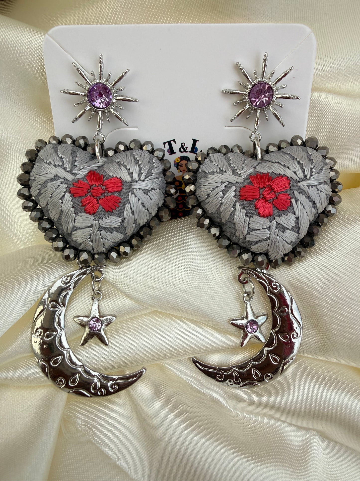 Aretes bordados a mano / aretes san Antonino/ hand made jewelry/ aretes luna/ aretes rojos/rosas