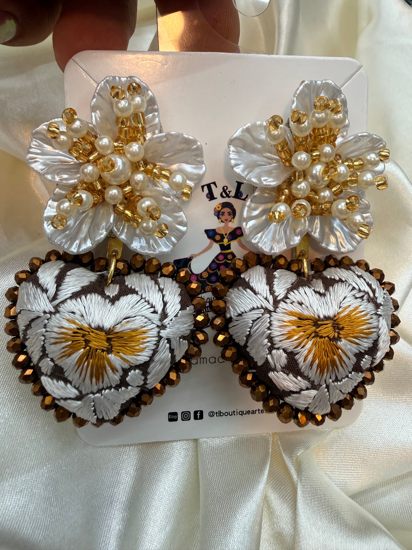 Aretes de corazon bordado a Mano / aretes con flor/bronce/ lila