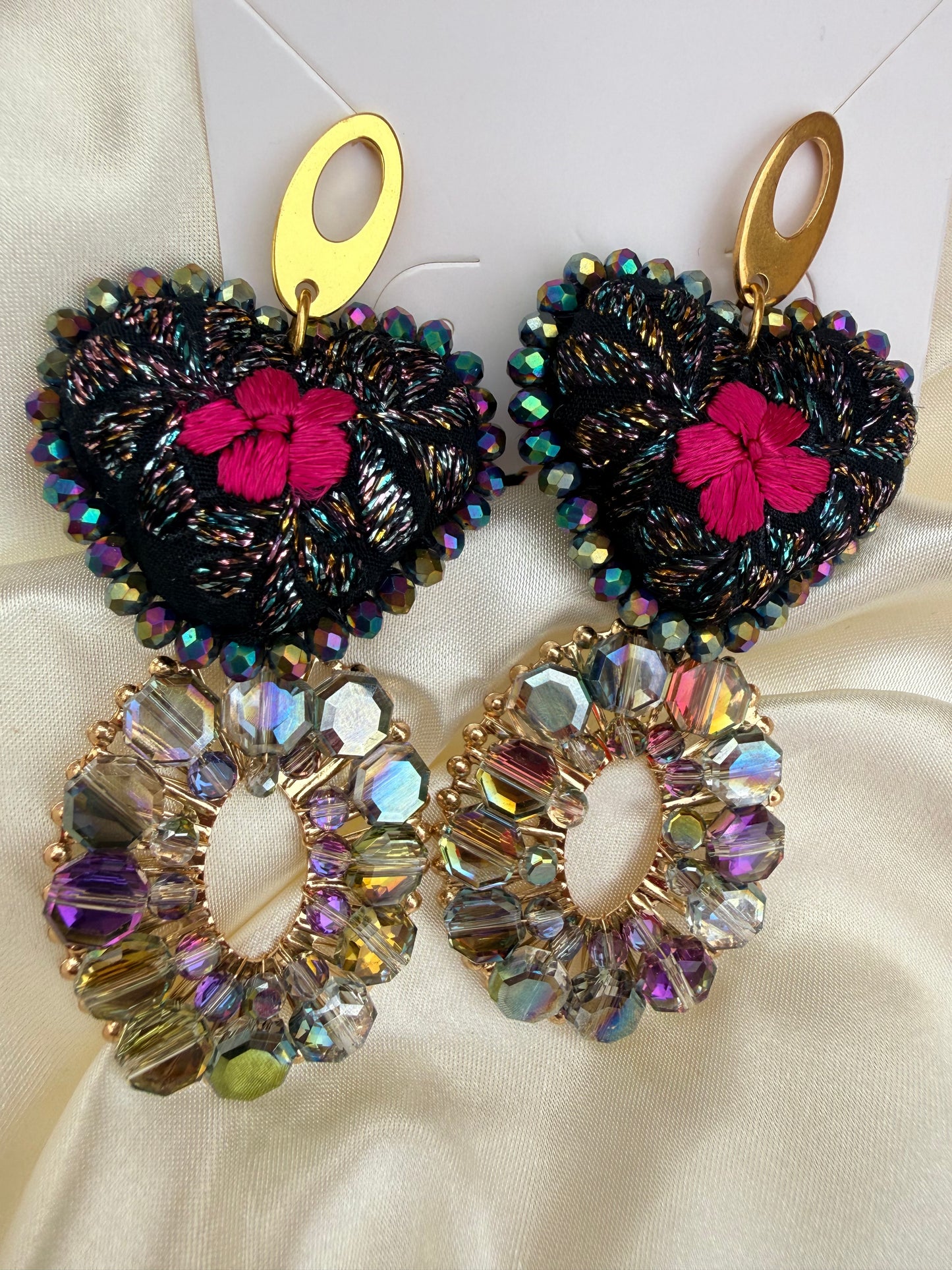 Aretes bordados a mano / aretes san Antonino/ hand made jewelry/ aretes de corazon/ aretes de piedras