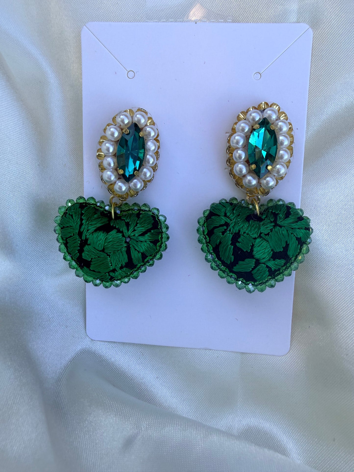 Aretes de corazon bordado minis/ aretes artesanales bordados a mano/ hand made jewelry/