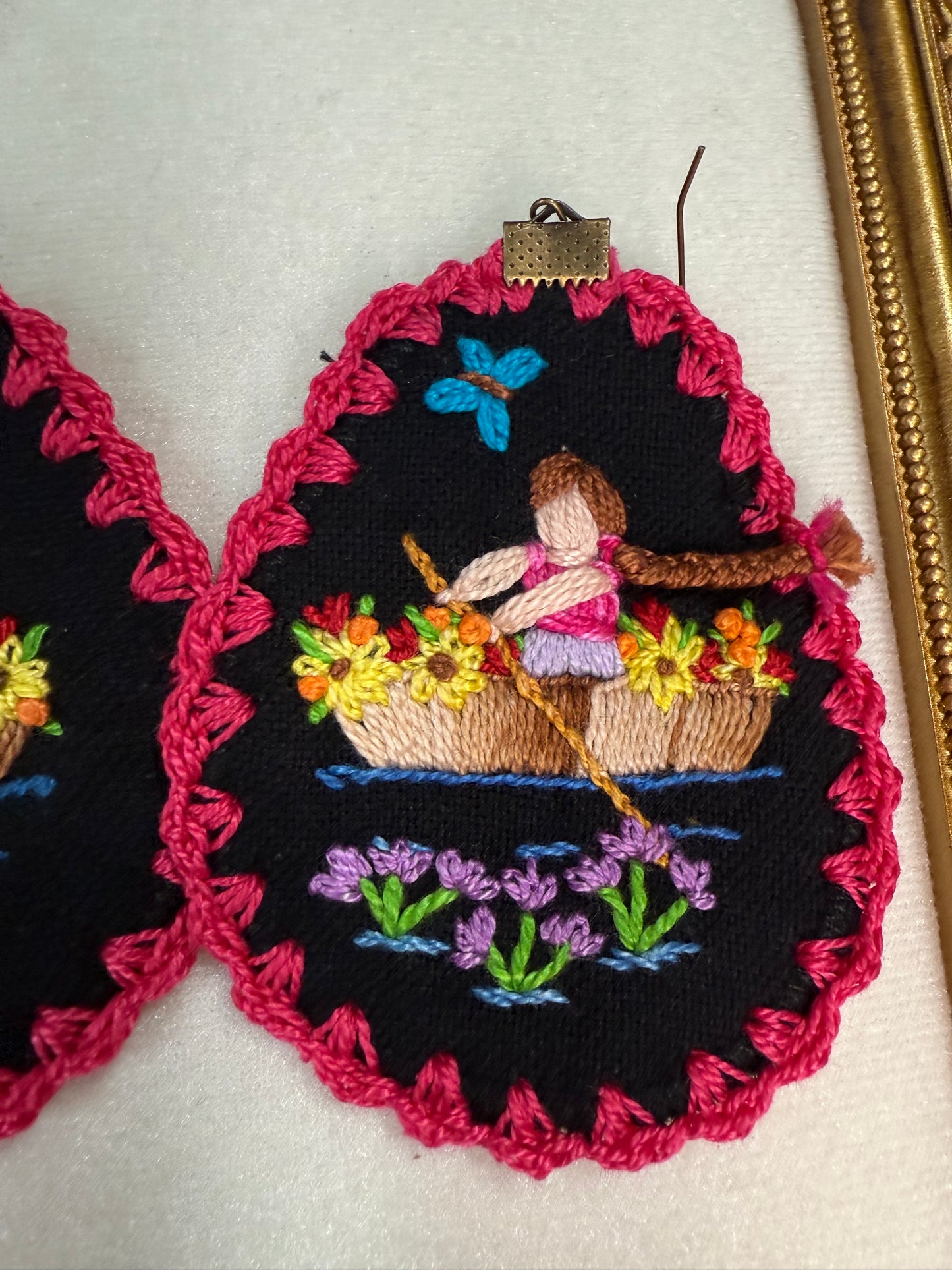 Aretes bordados de historias