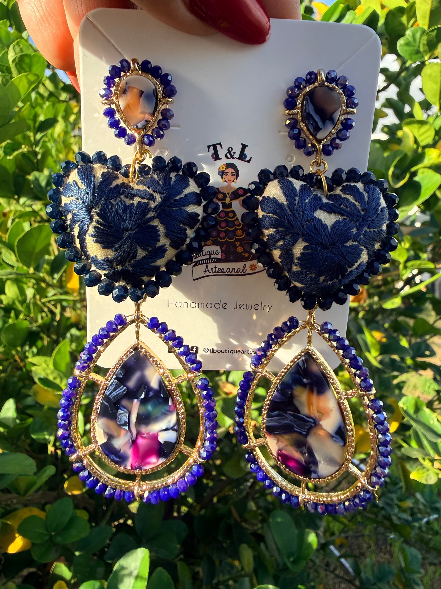 Aretes bordados a mano / aretes san Antonino/ hand made jewelry/ azul marino