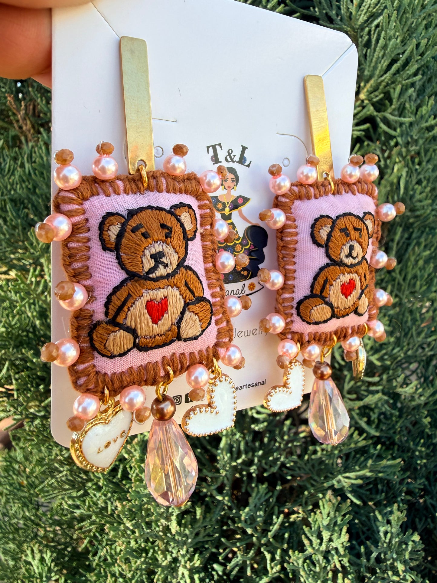 Aretes Bordados a Mano Oso con Corazones – Artesanales y Únicos
