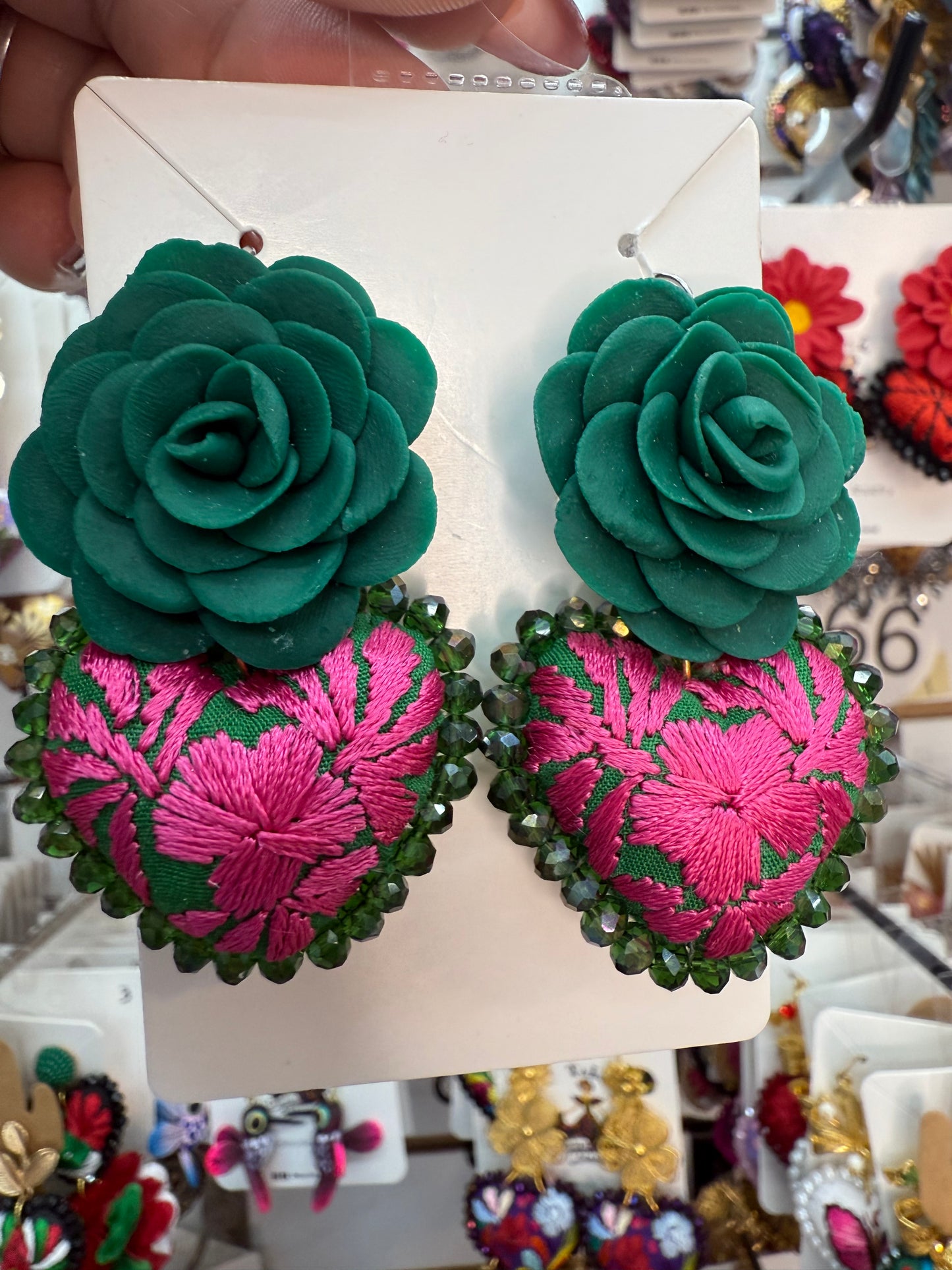 Aretes bordados a mano/pasta