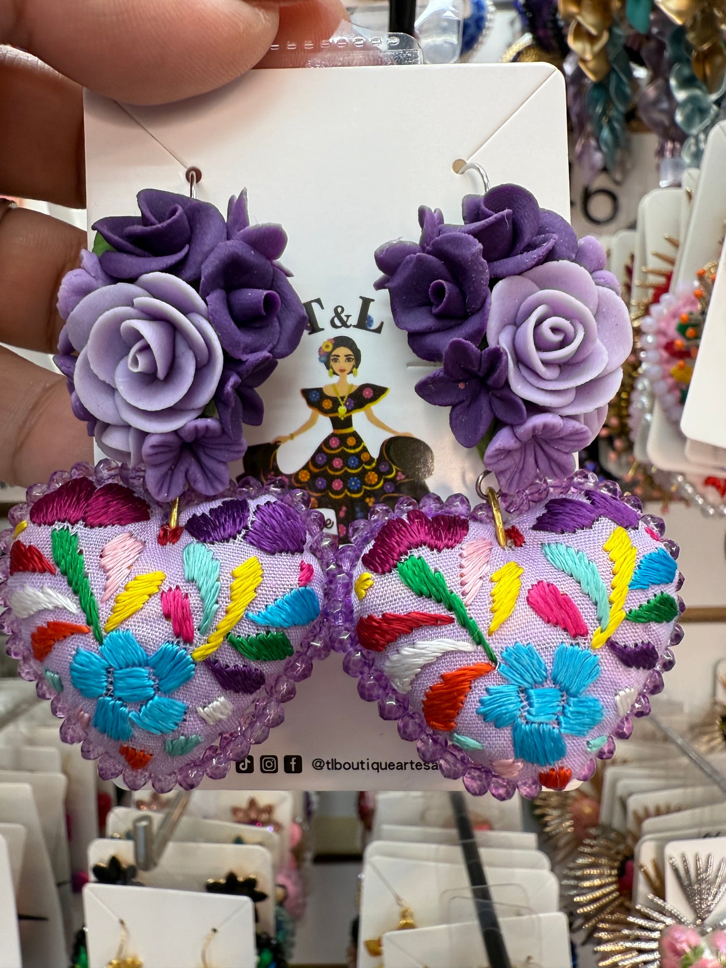 Aretes bordados a mano/pasta