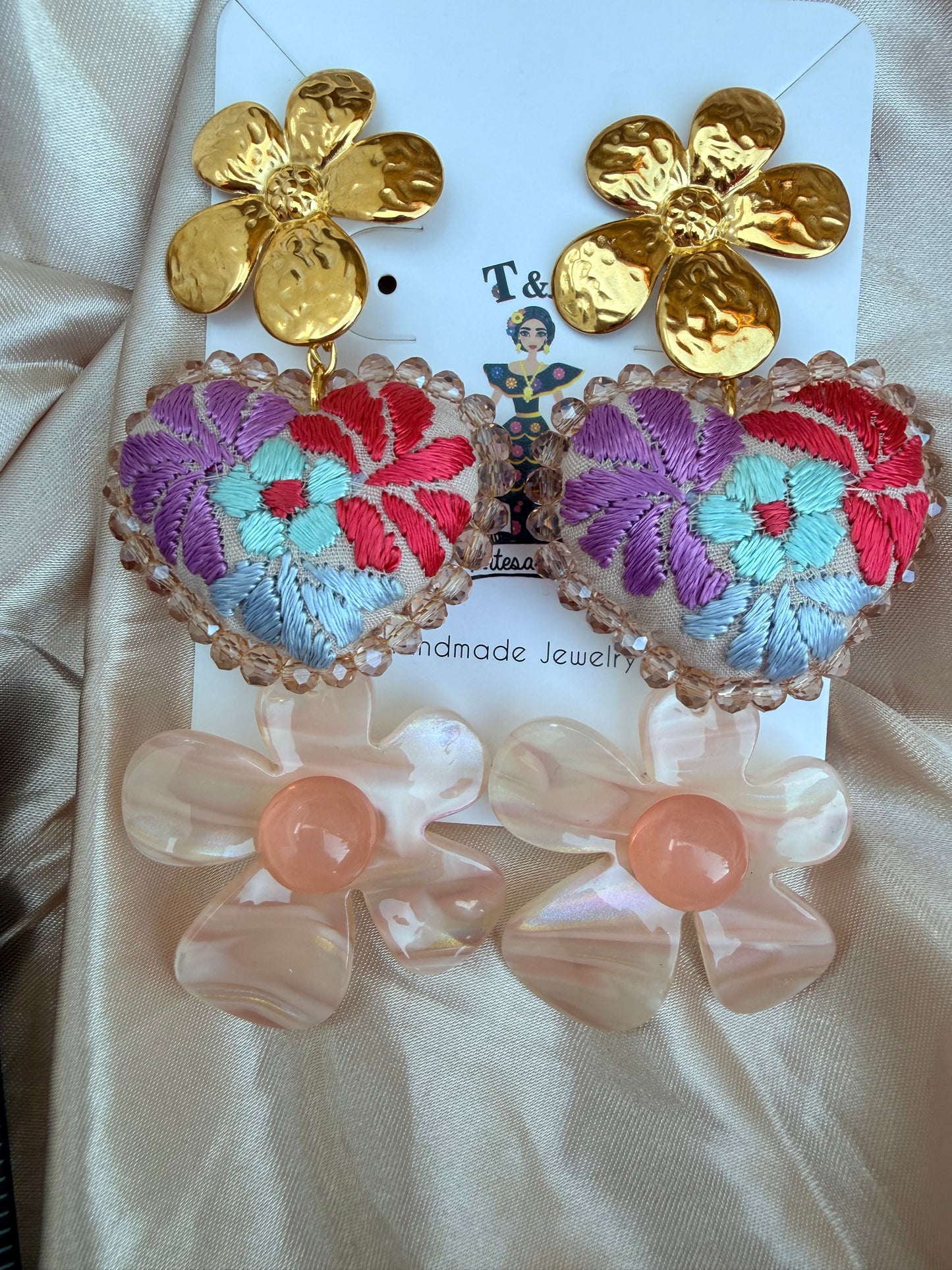 Aretes Corazón Bordados en Tonos Pastel con Flor de Acero Inoxidable/HANDMADE JEWELRY