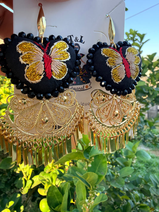 Aretes bordados a mano / aretes en forma de corazon/bordado mariposa