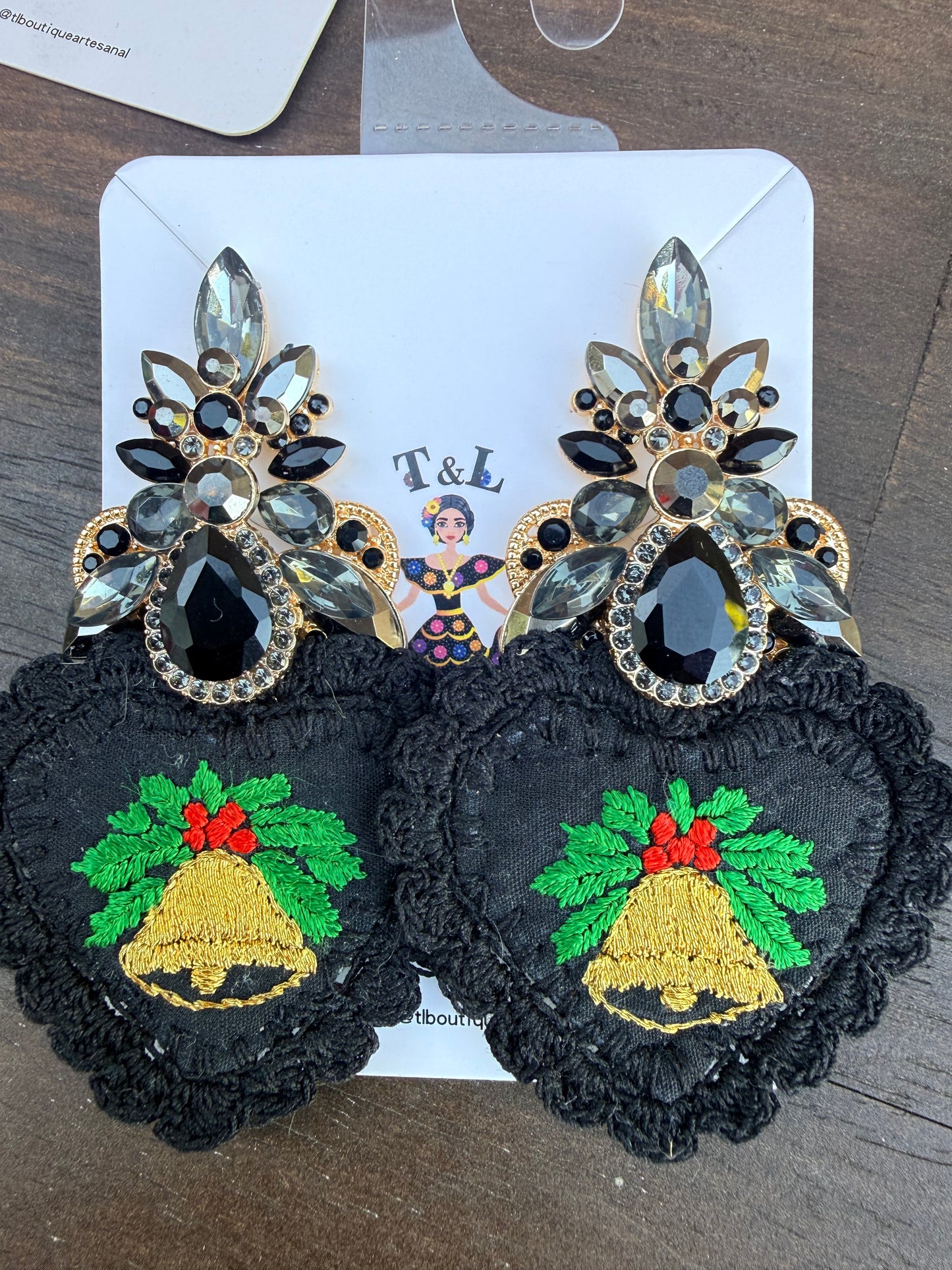 Aretes bordados  navideños/aretes artesanales/ santa/nochebuenas/grinch/hand made jewelry