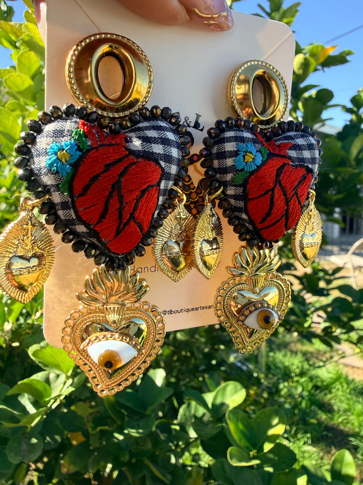 Corazon / rojo aretes bordado a mano , /handmade jewelry