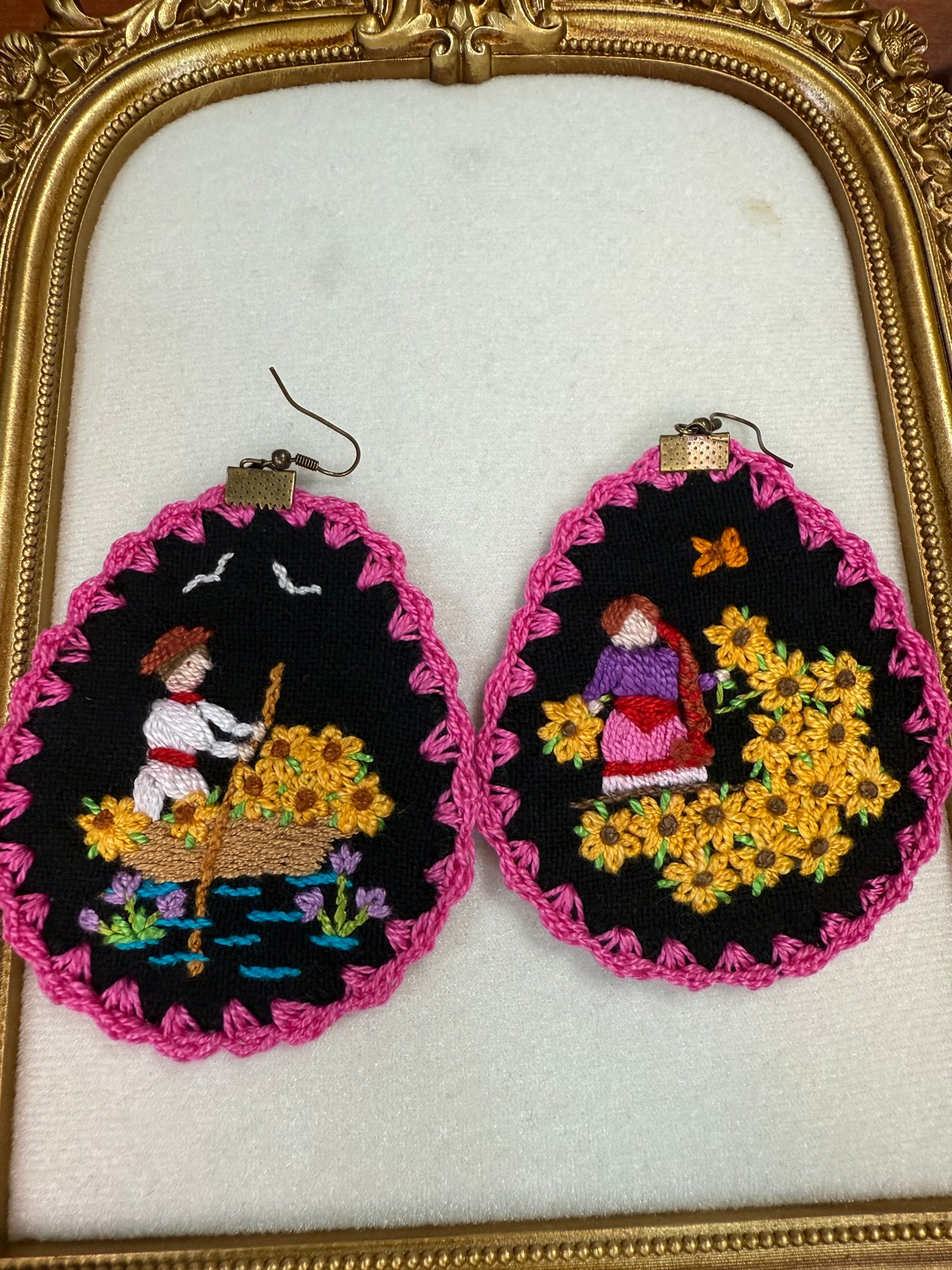 Aretes bordados de historias