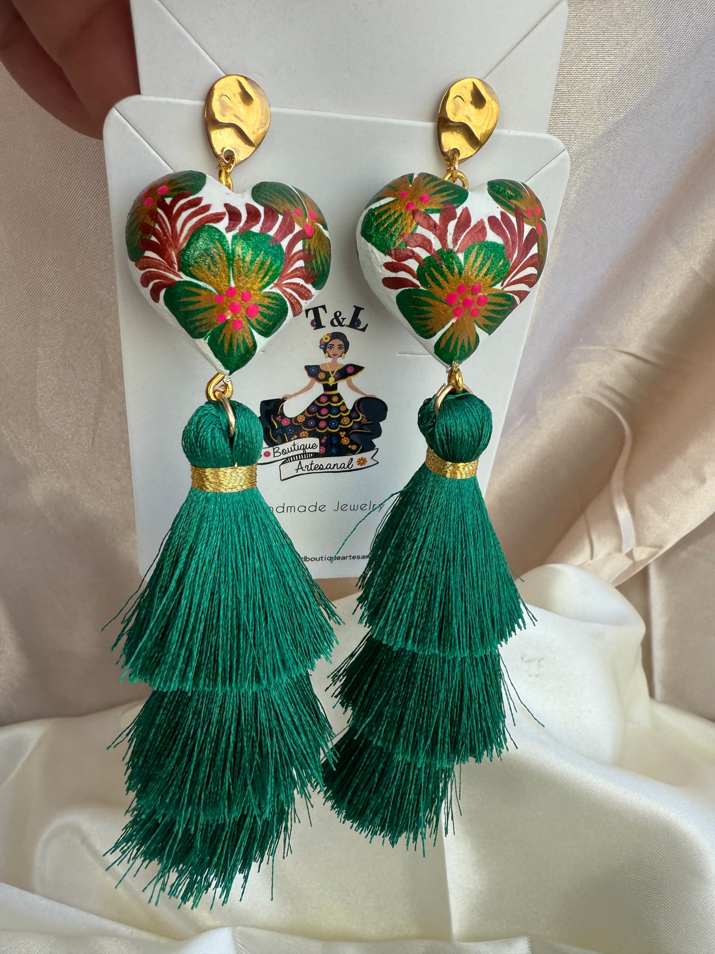 Aretes de Corazon de madera de copal /con borlas de hilos de ceda