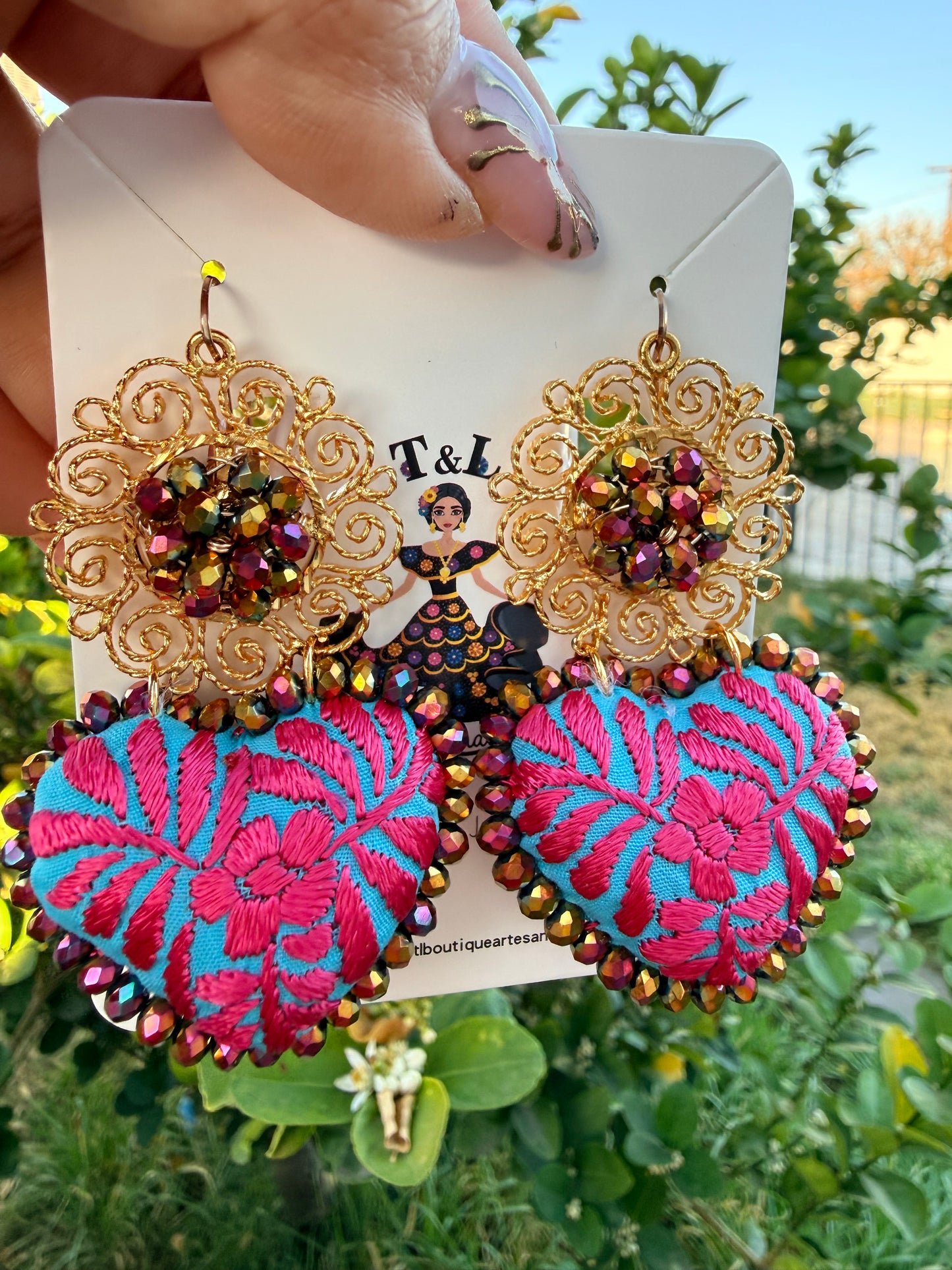 Aretes bordados a mano / aretes en forma de corazon/rosa