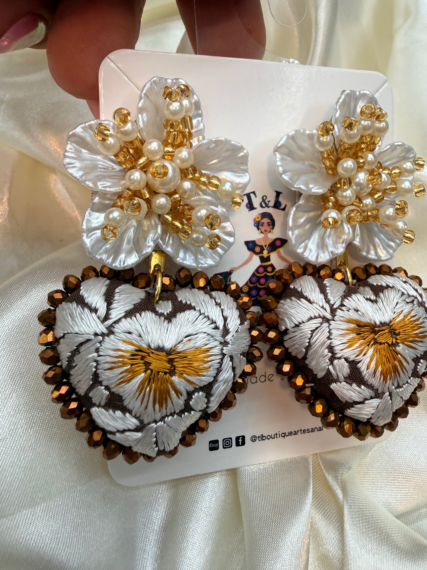 Aretes de corazon bordado a Mano / aretes con flor/bronce/ lila