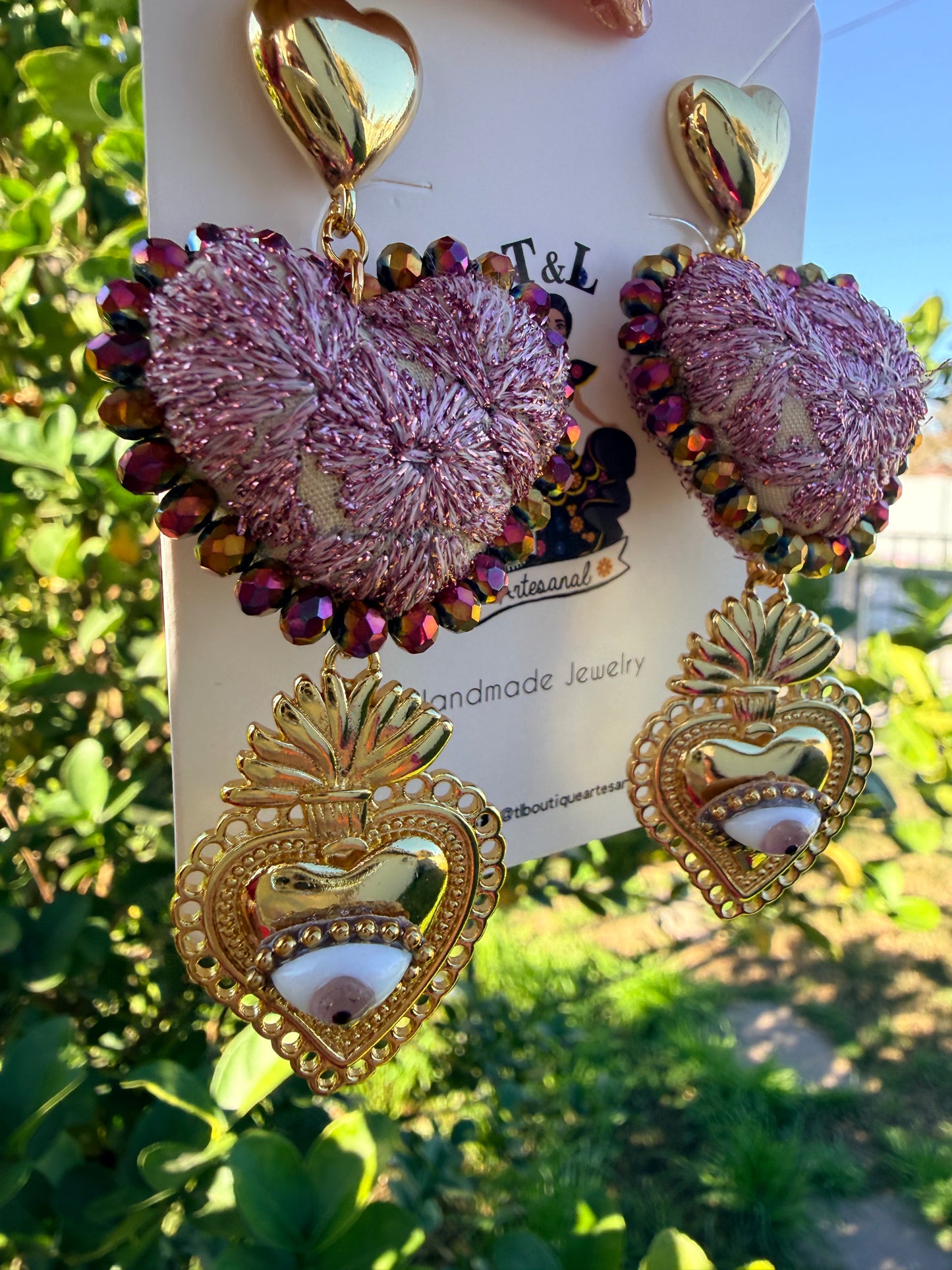 Aretes Bordados a Mano Corazón Rosa con Hilos Metálicos y Sagrado Corazón de Acero /Ojo Protector