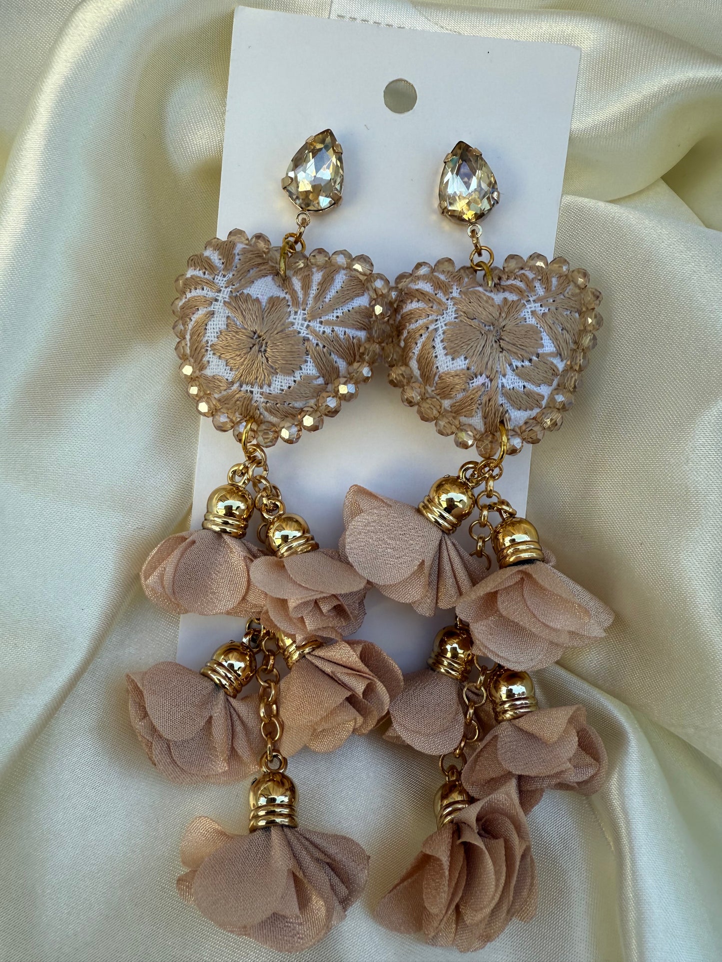 Aretes bordados a mano/petalos/hand made jewelry/ aretes bordados de gatos/ bordado mariposa/flores