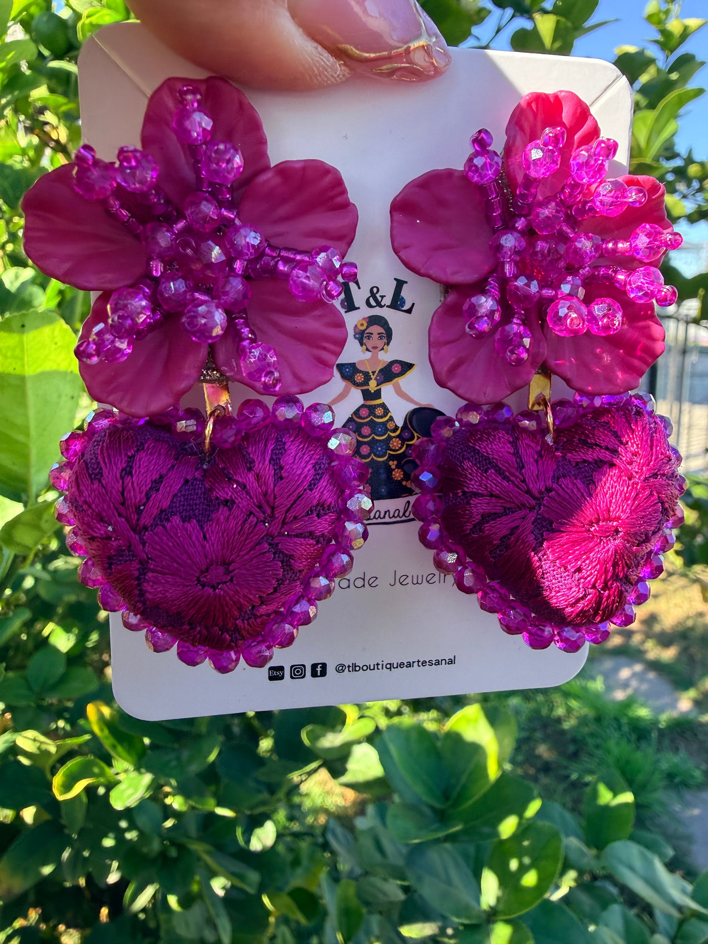 Aretes de corazon bordado a Mano / aretes con flor/aretes rosas