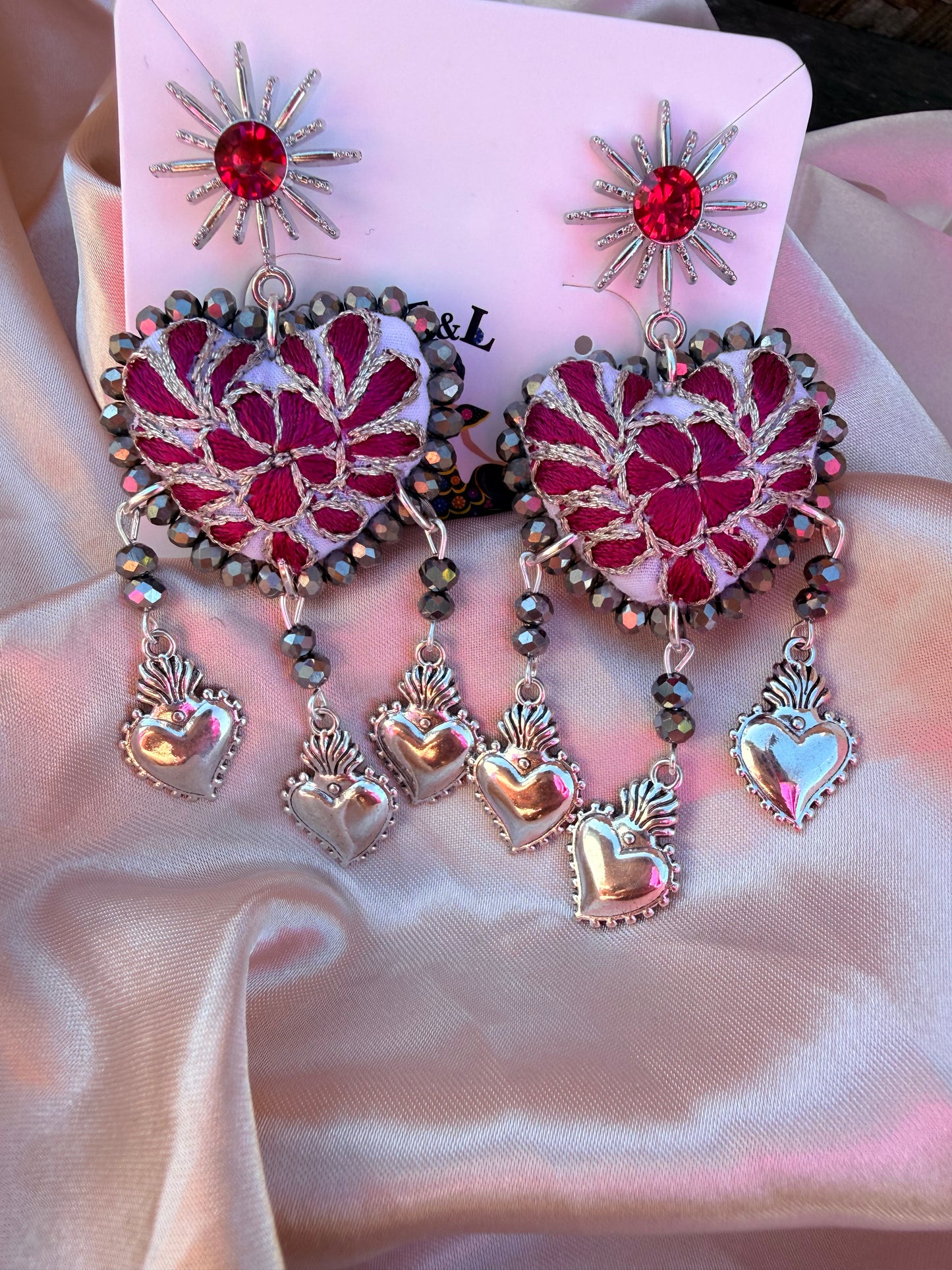 Aretes bordados con milagritos / plateado/unicos /aretes tradicionales /handmade jewelry