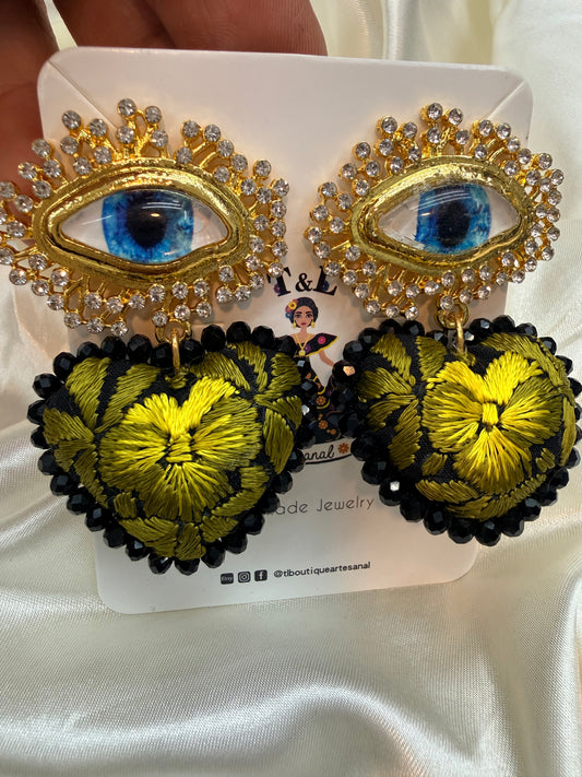 Aretes Ojo Azul con Corazón Bordado a Mano en Oaxaca – Evil Eye Statement Earrings – Joyería