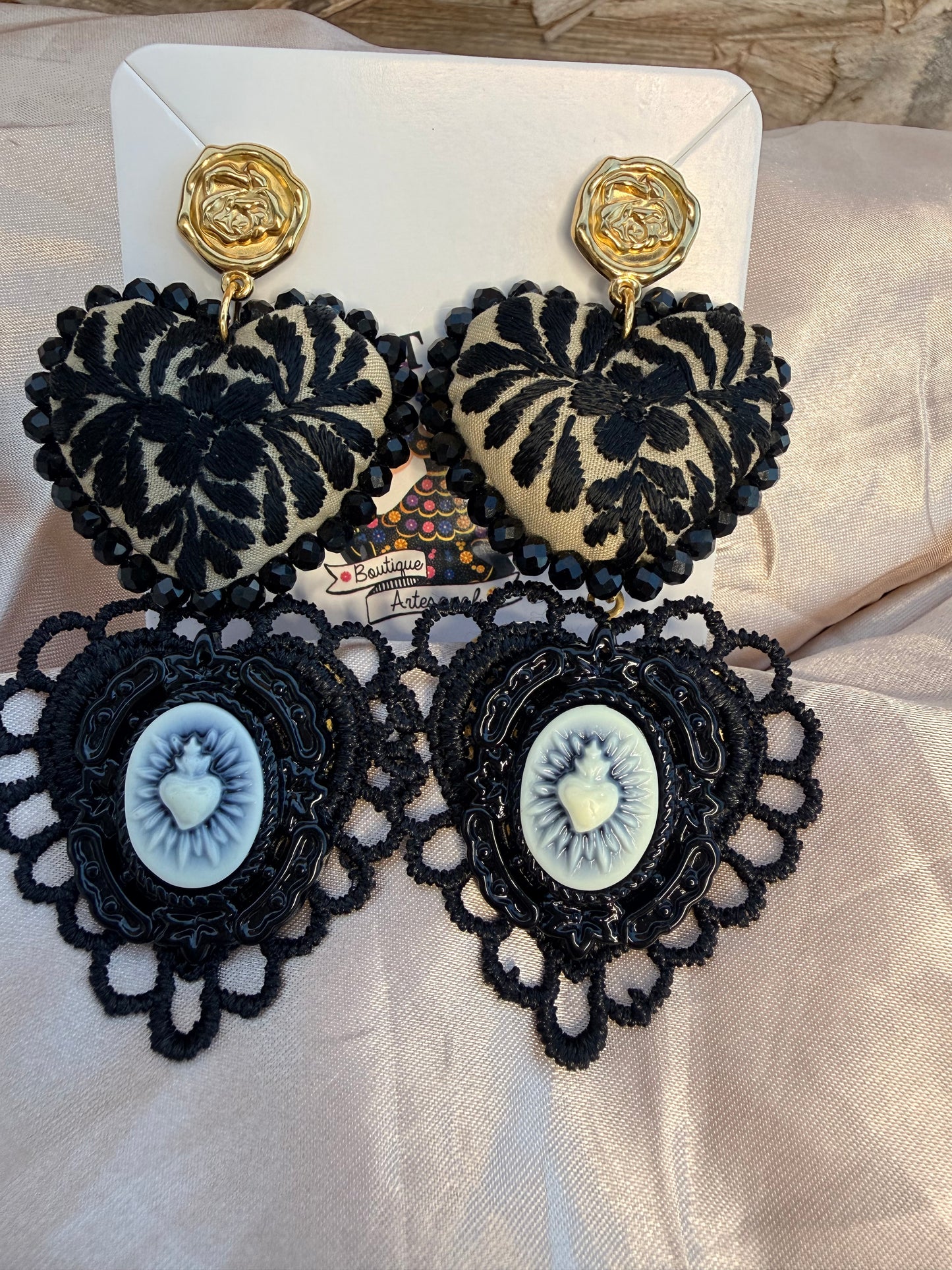 Aretes de Corazón Bordado a Mano con Sagrado Corazón de Jesús | Complemento de Acero Inoxidable | Joyería Artesanal Ligera