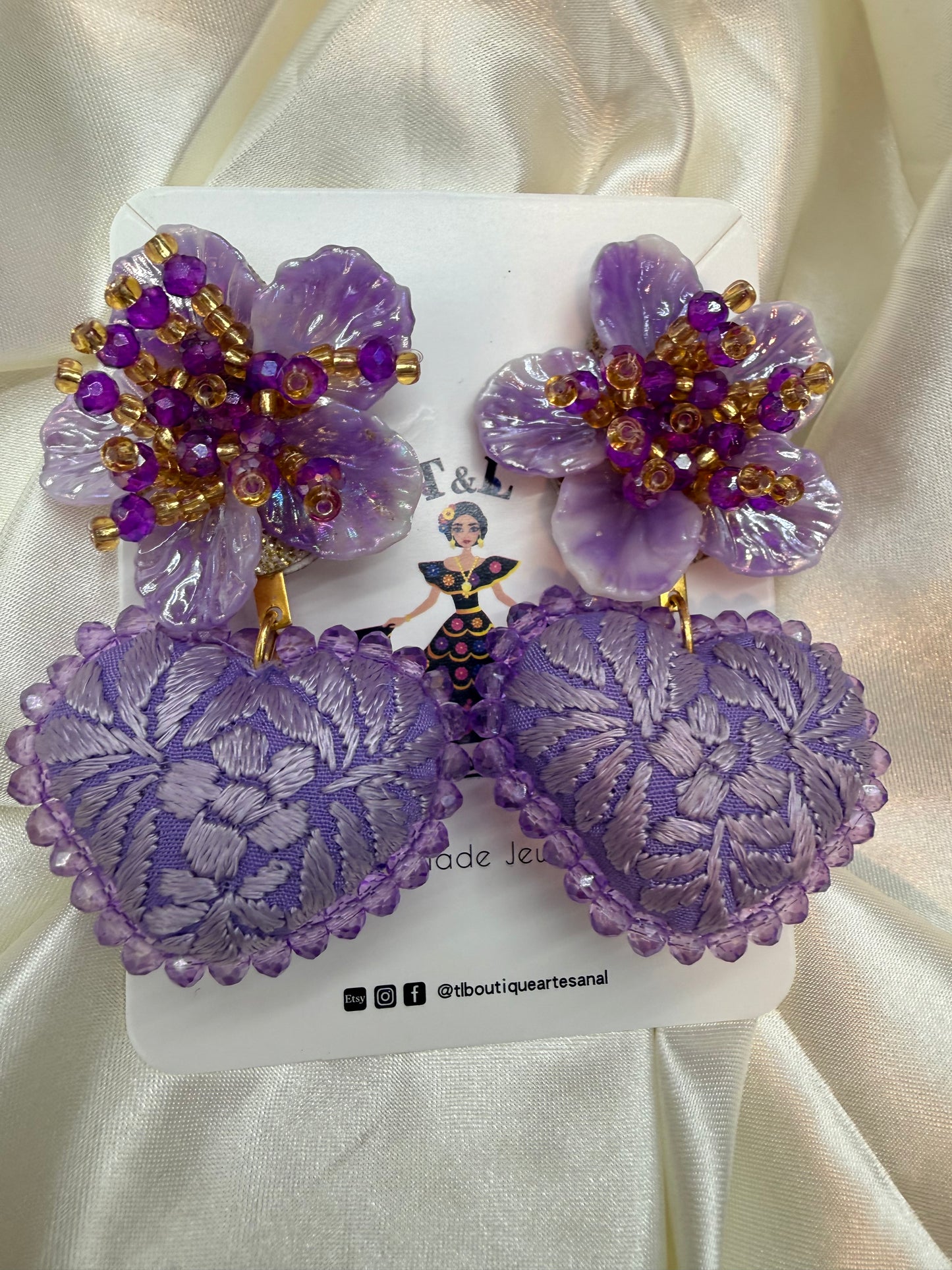 Aretes de corazon bordado a Mano / aretes con flor/bronce/ lila