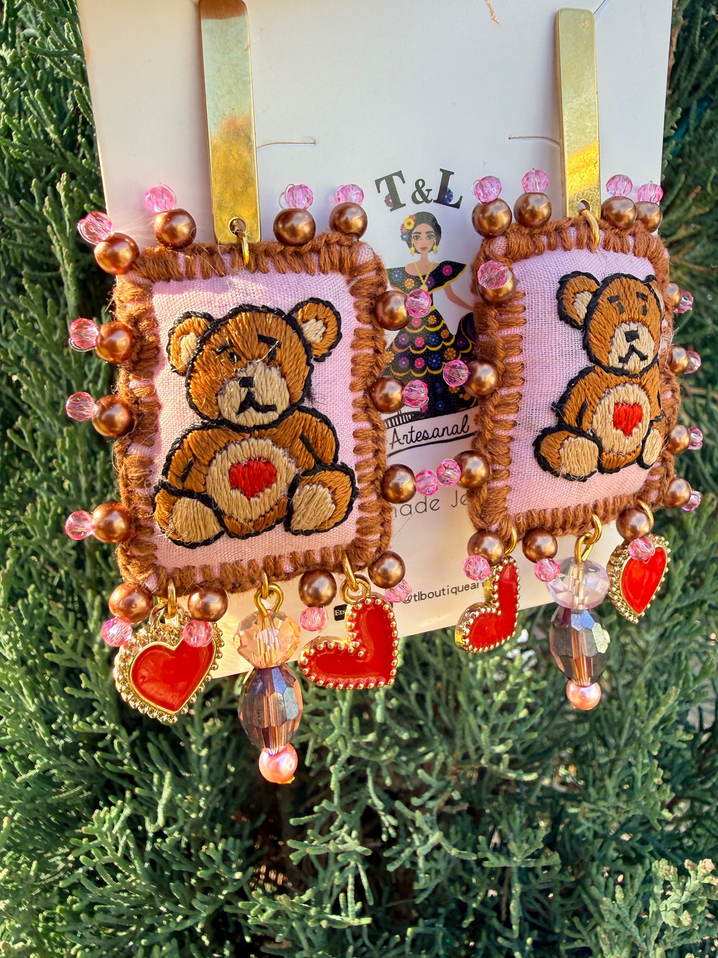 Aretes Bordados a Mano Oso con Corazones – Artesanales y Únicos