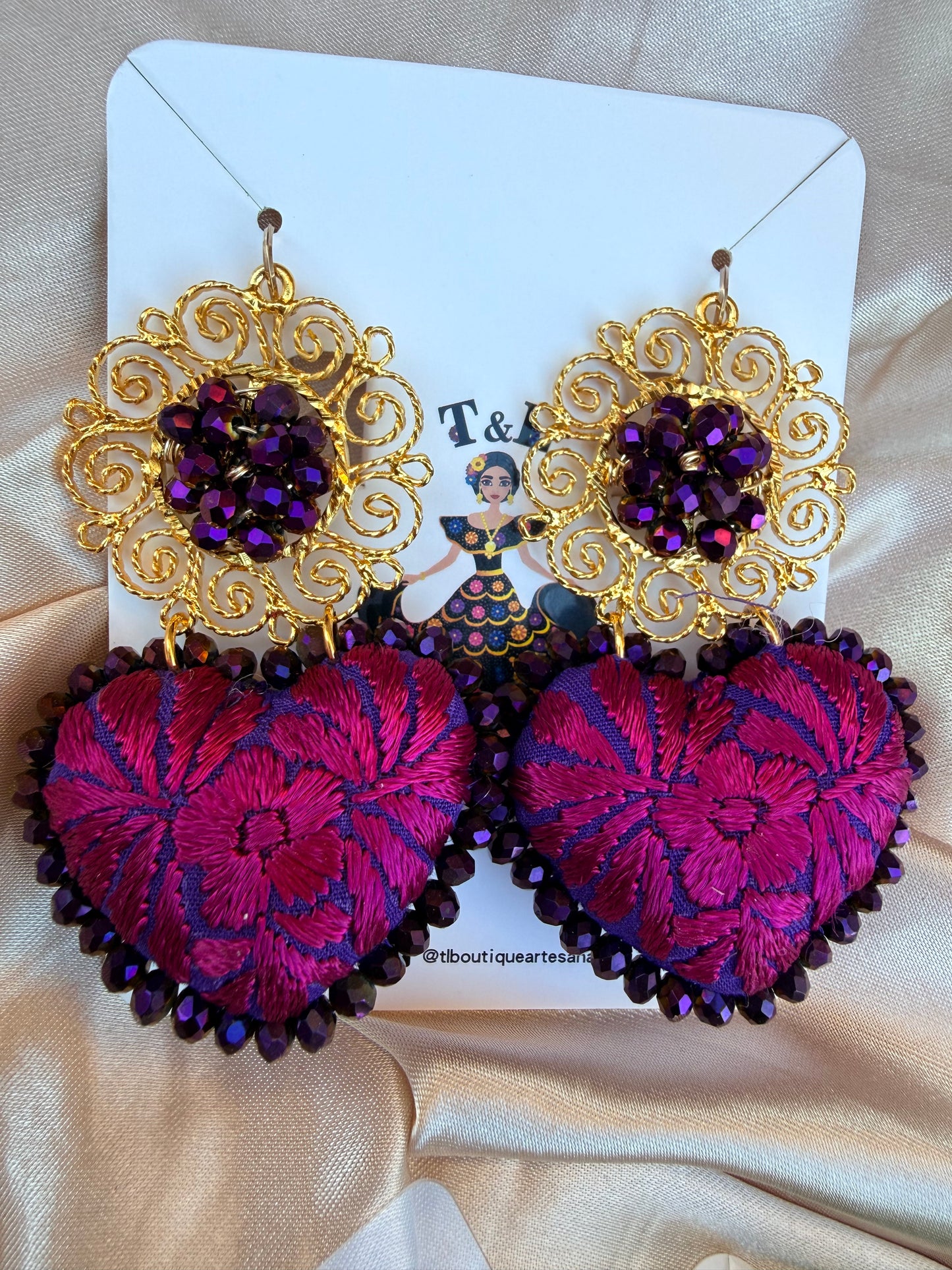 Aretes bordados a mano / aretes en forma de coraOn /morado /magenta