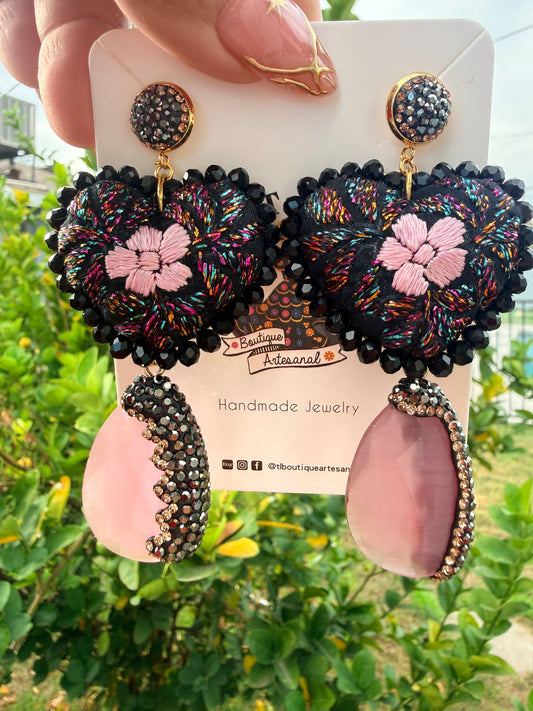 Aretes bordados a mano / aretes san Antonino/ hand made jewelry/ aretes de corazon/ aretes de piedra natural