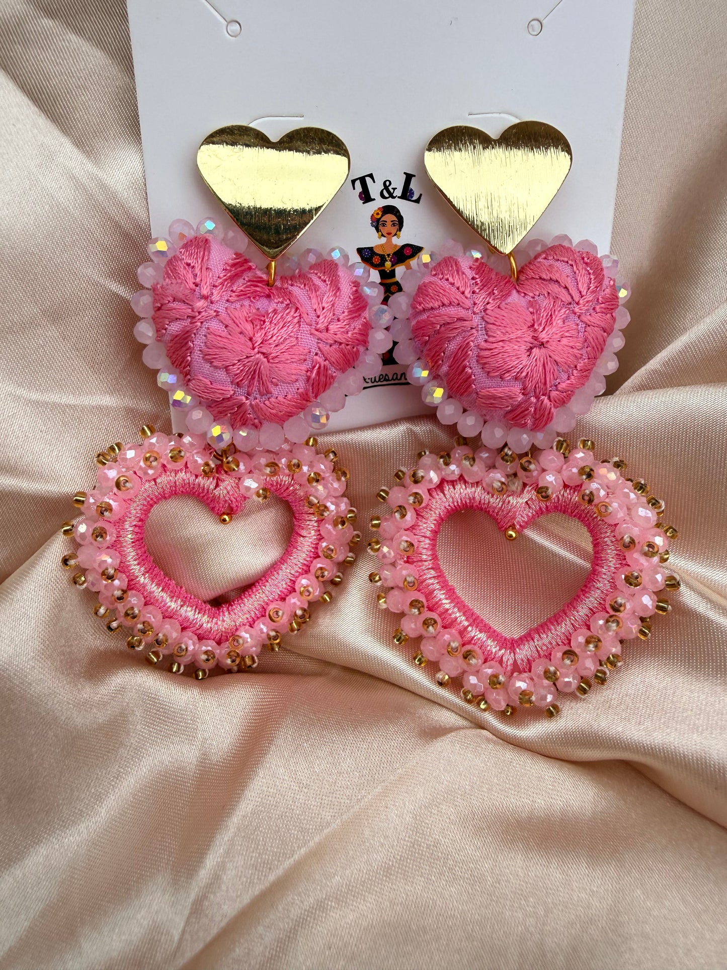 Aretes bordados a mano / aretes san Antonino/ hand made jewelry/ aretes de corazon/ aretes de moda/rosita/tornasol color.