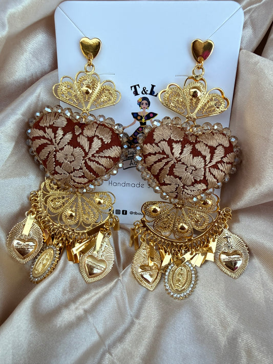 Aretes bordados a mano / aretes en forma de corazon/ chedron