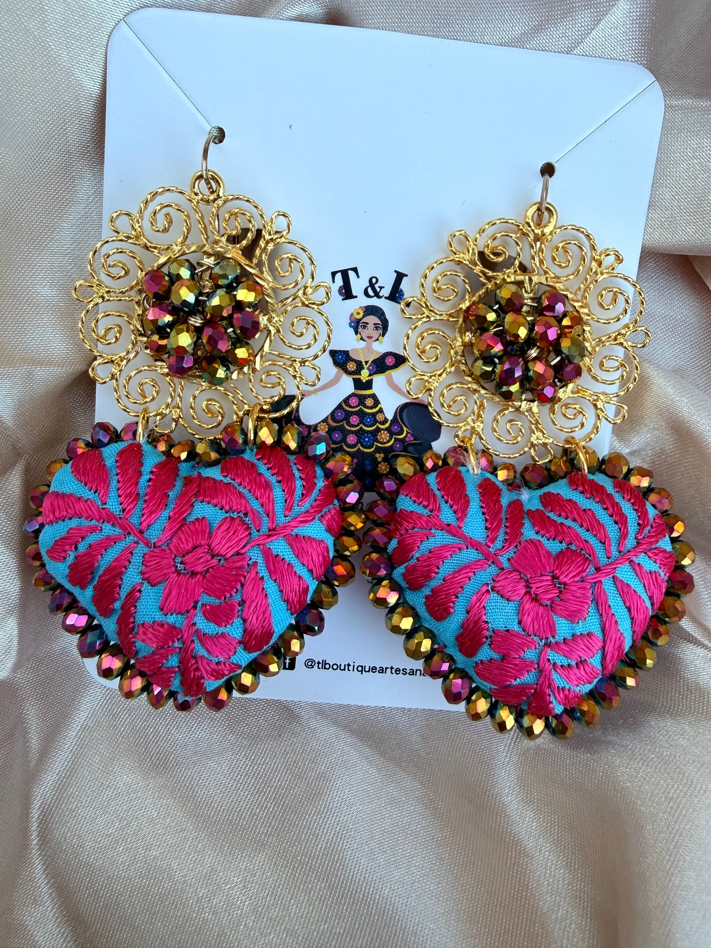Aretes bordados a mano / aretes en forma de corazon/rosa