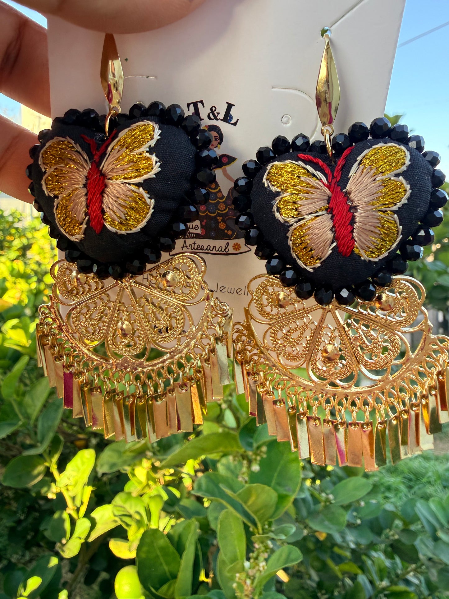 Aretes bordados a mano / aretes en forma de corazon/bordado mariposa