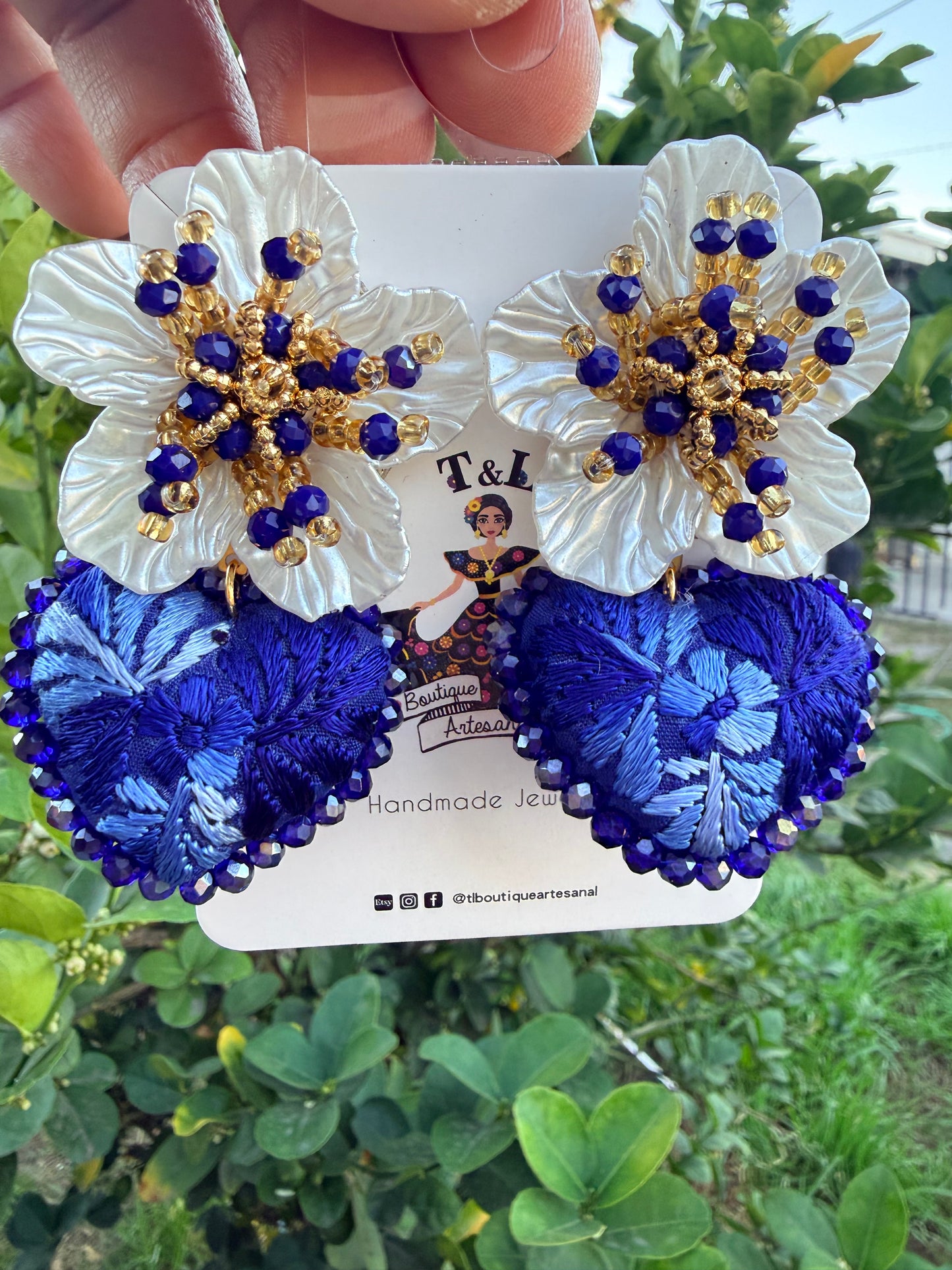 Aretes de corazon bordado a Mano / aretes con flor/azul rey