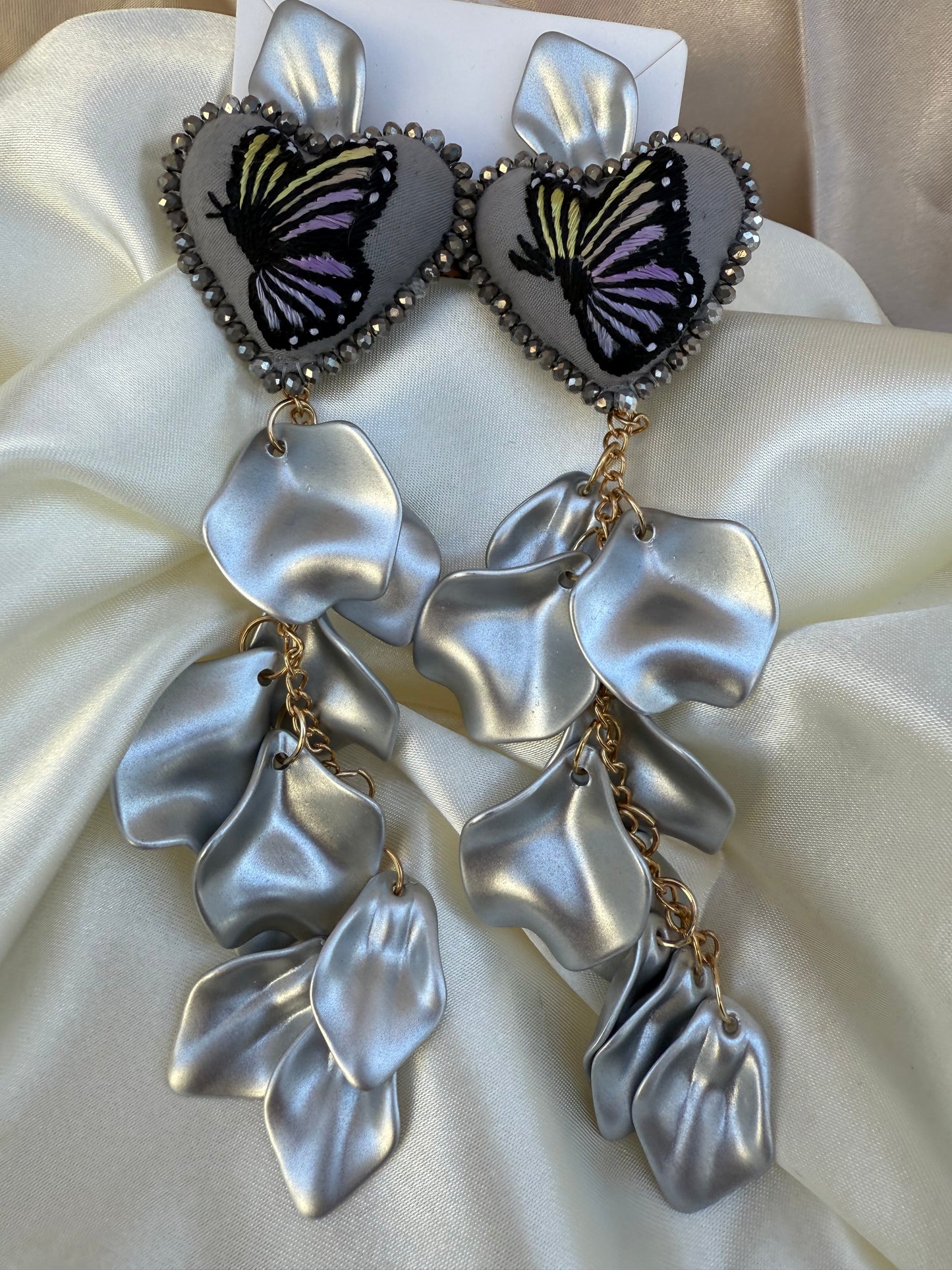 Aretes bordados a mano/petalos/hand made jewelry/ aretes bordados de gatos/ bordado mariposa/flores