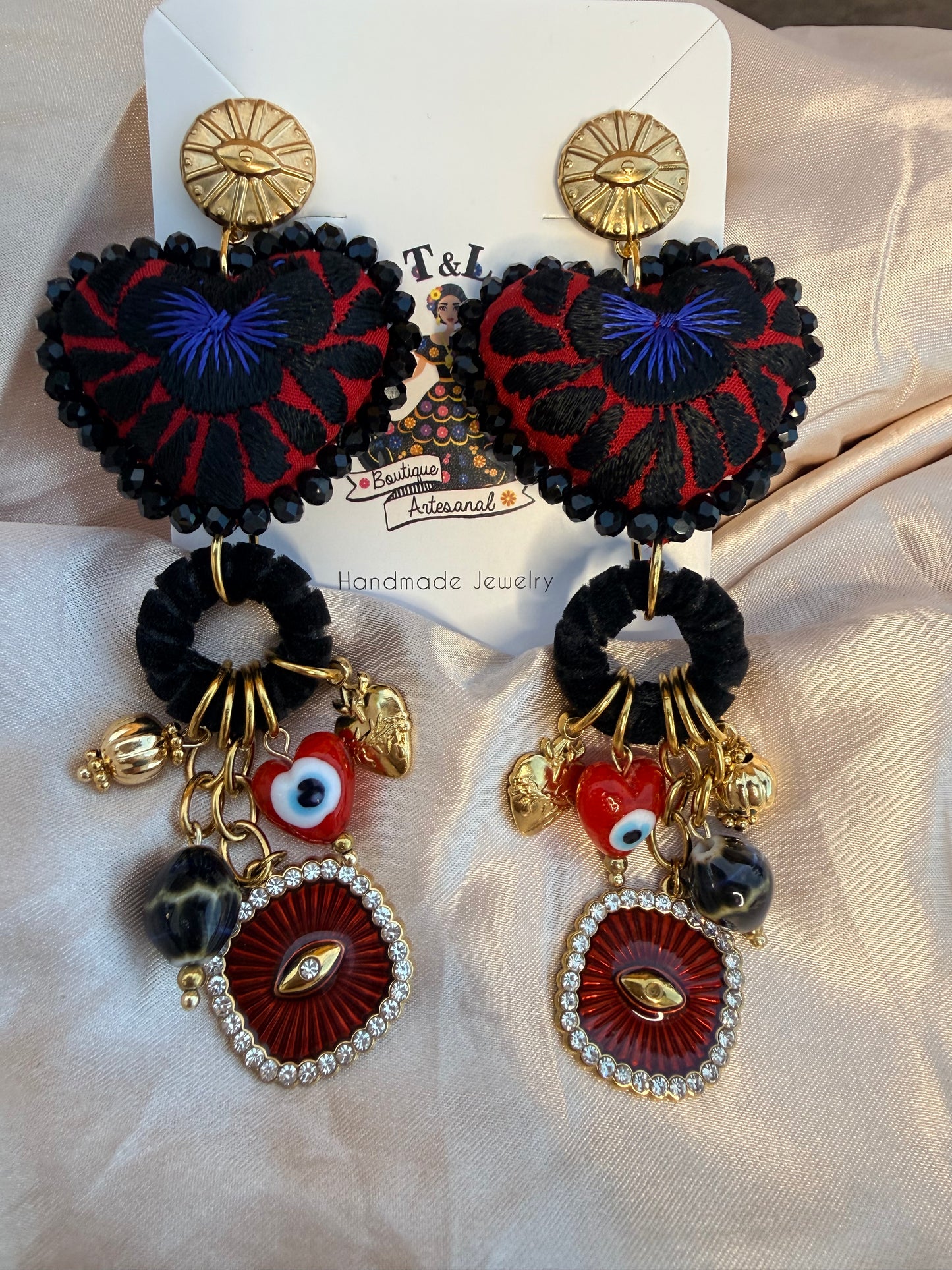 Aretes Corazón Bordado a Mano San Antonino con Ojos Protectores | Acero Inoxidable | Artesanía Oaxaqueña Ligera