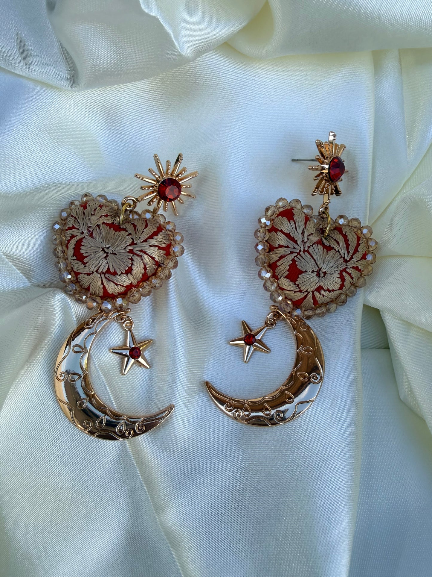 Aretes bordados a mano / aretes san Antonino/ hand made jewelry/ aretes luna/ aretes rojos/rosas