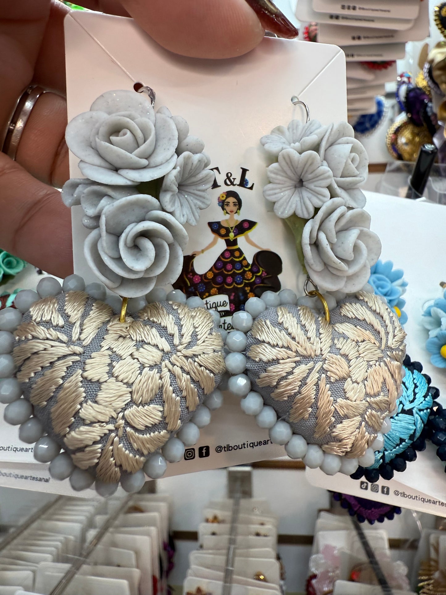 Aretes bordados a mano/pasta