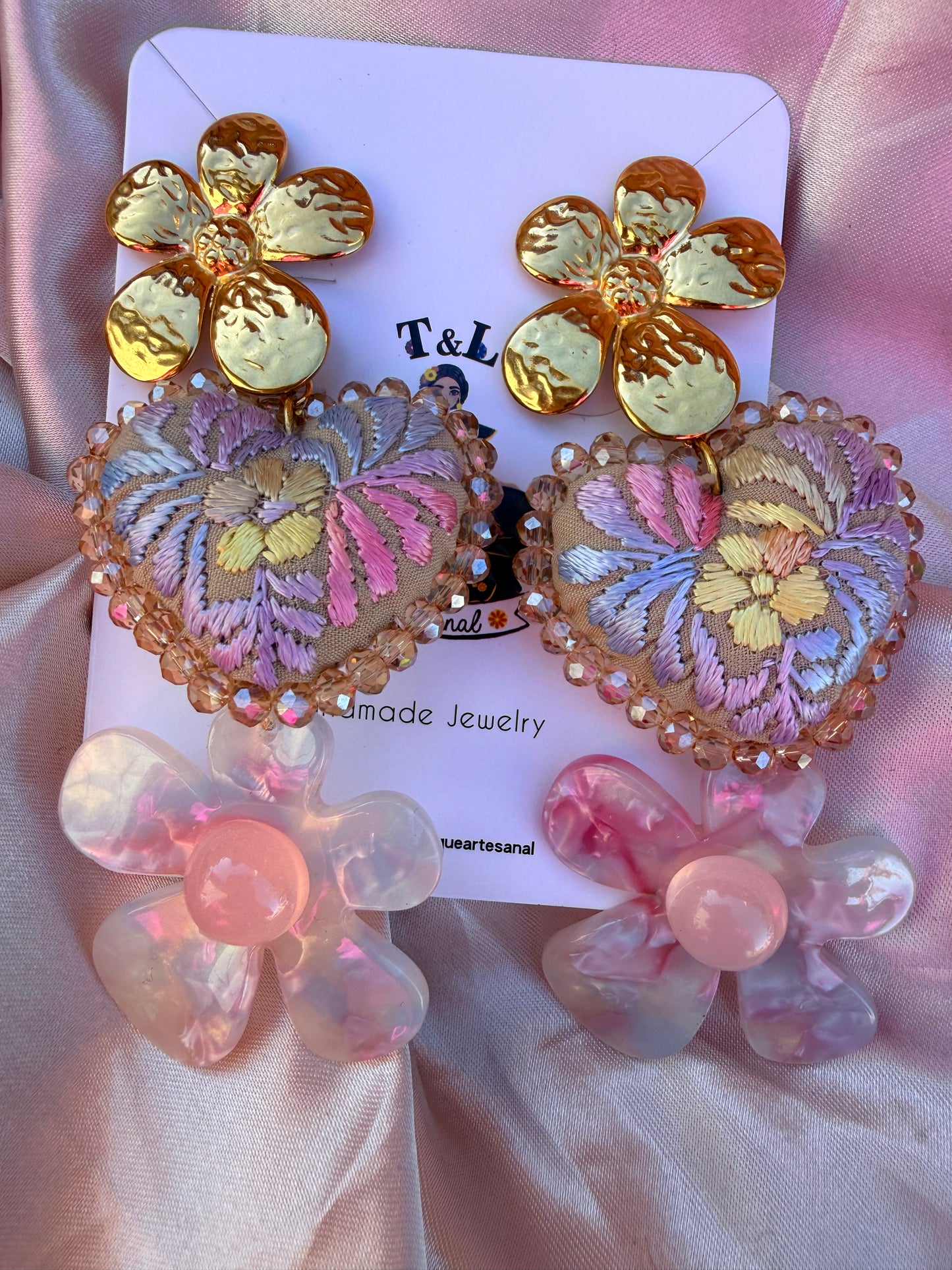 Aretes Corazón Bordados en Tonos Pastel con Flor de Acero Inoxidable/HANDMADE JEWELRY