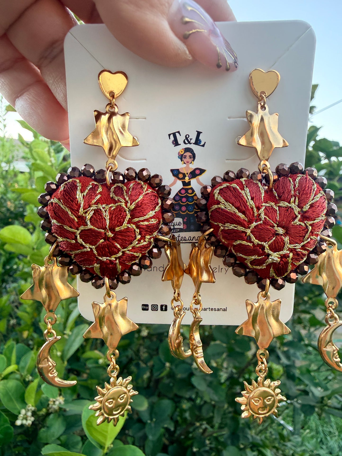 Aretes Bordados a Mano Corazón con Dijes de Luna y Sol | Acero Inoxidable