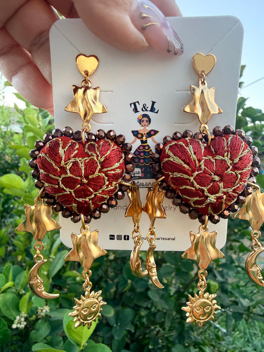 Aretes Bordados a Mano Corazón con Dijes de Luna y Sol | Acero Inoxidable
