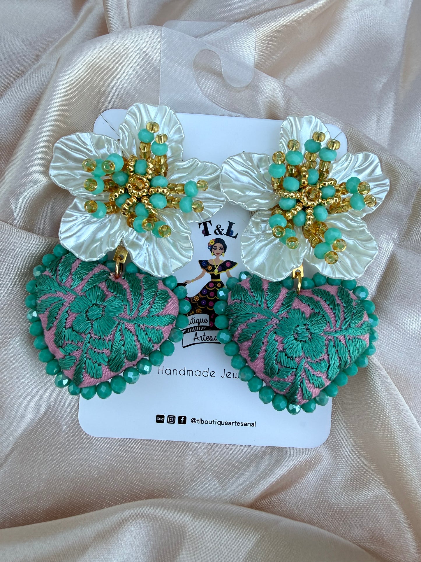 Aretes de corazon bordado a Mano / aretes con flor/aretes rosa palo/con menta