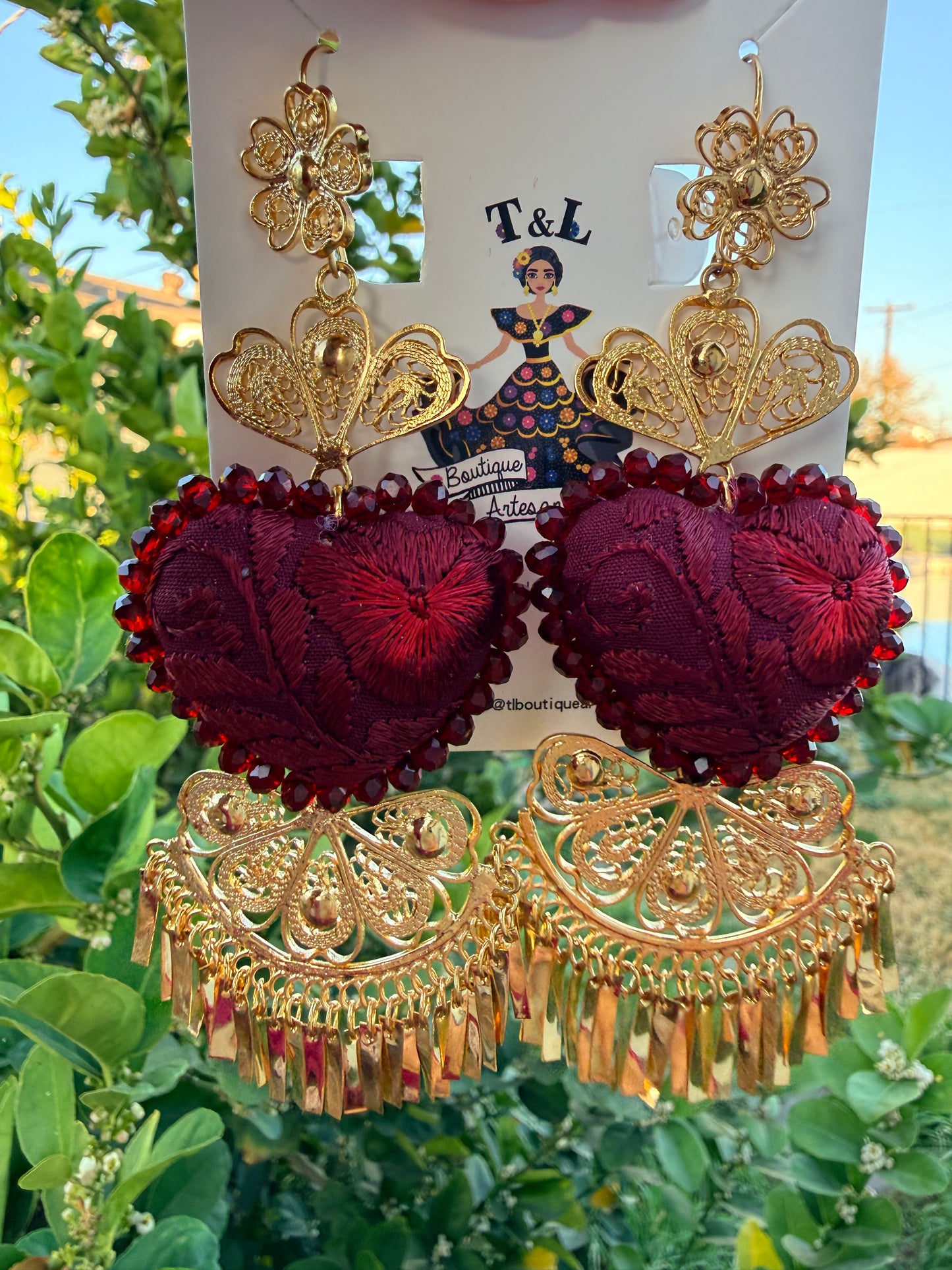 Aretes bordados a mano / aretes en forma de corazon/gindas